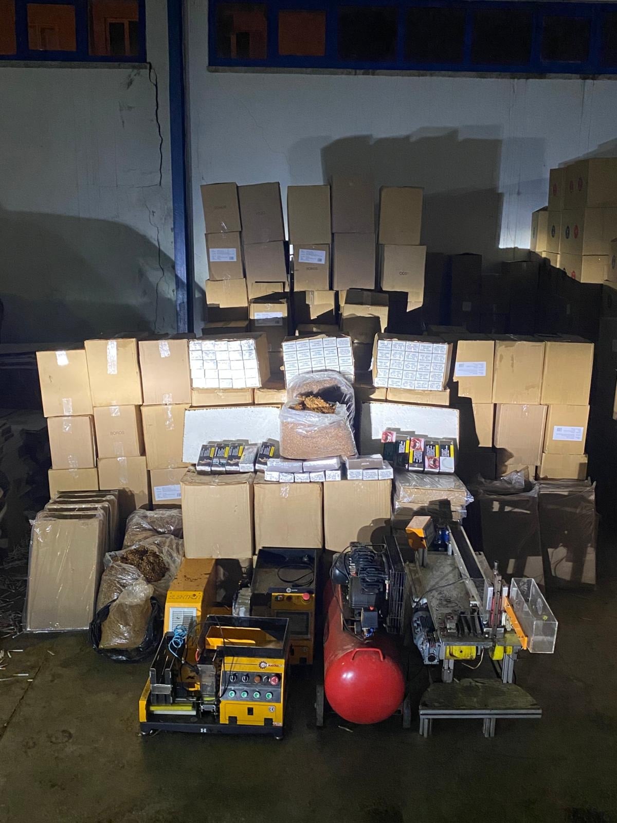 Mersin'de kaçakçılık operasyonu: Milyonlarca makaron ve tütün ele geçirildi