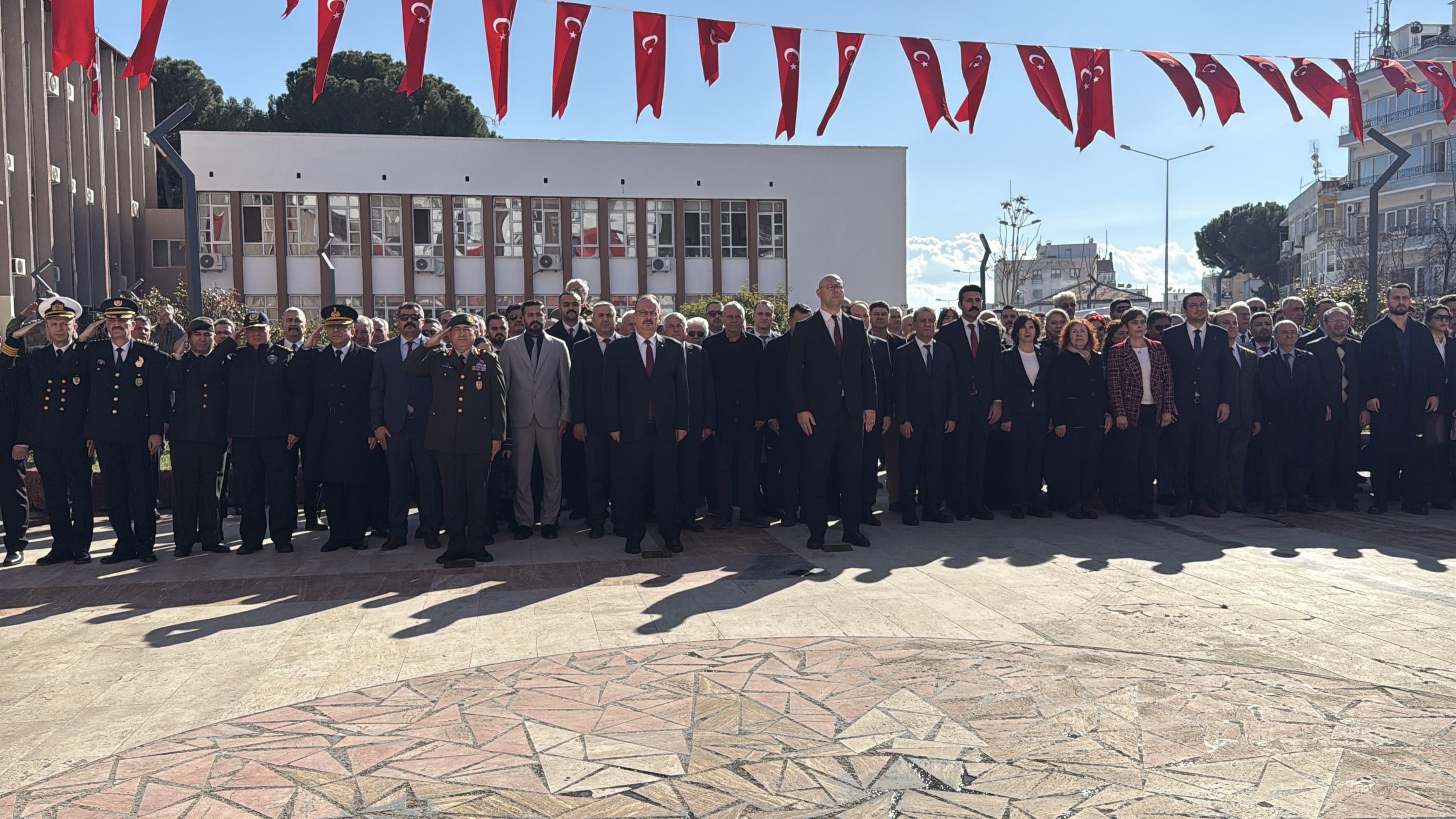Bu fotoğrafta gözler Özlem Çerçioğlu'nu aradı