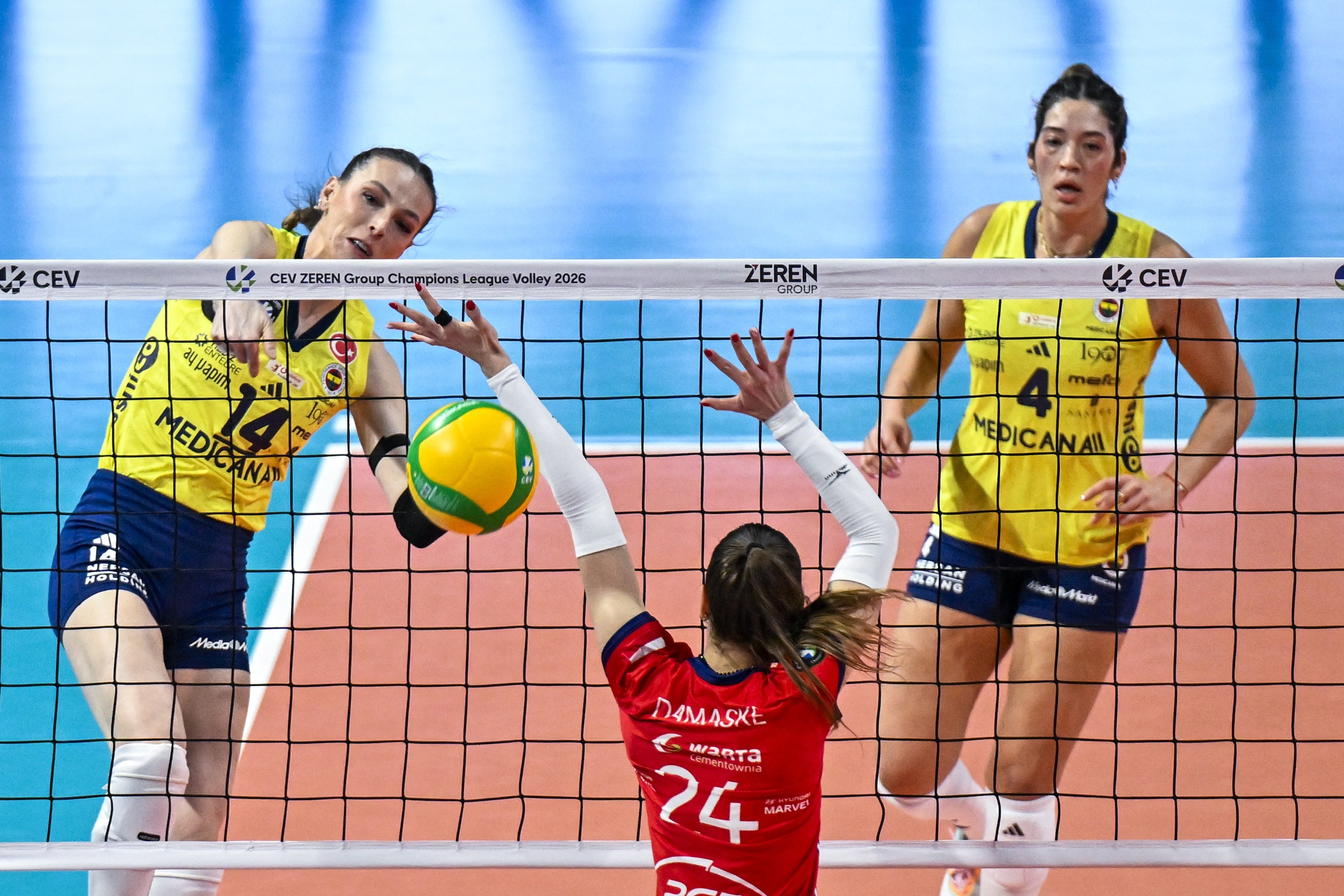 Fenerbahçe Medicana yenilgisiz çeyrek finalde