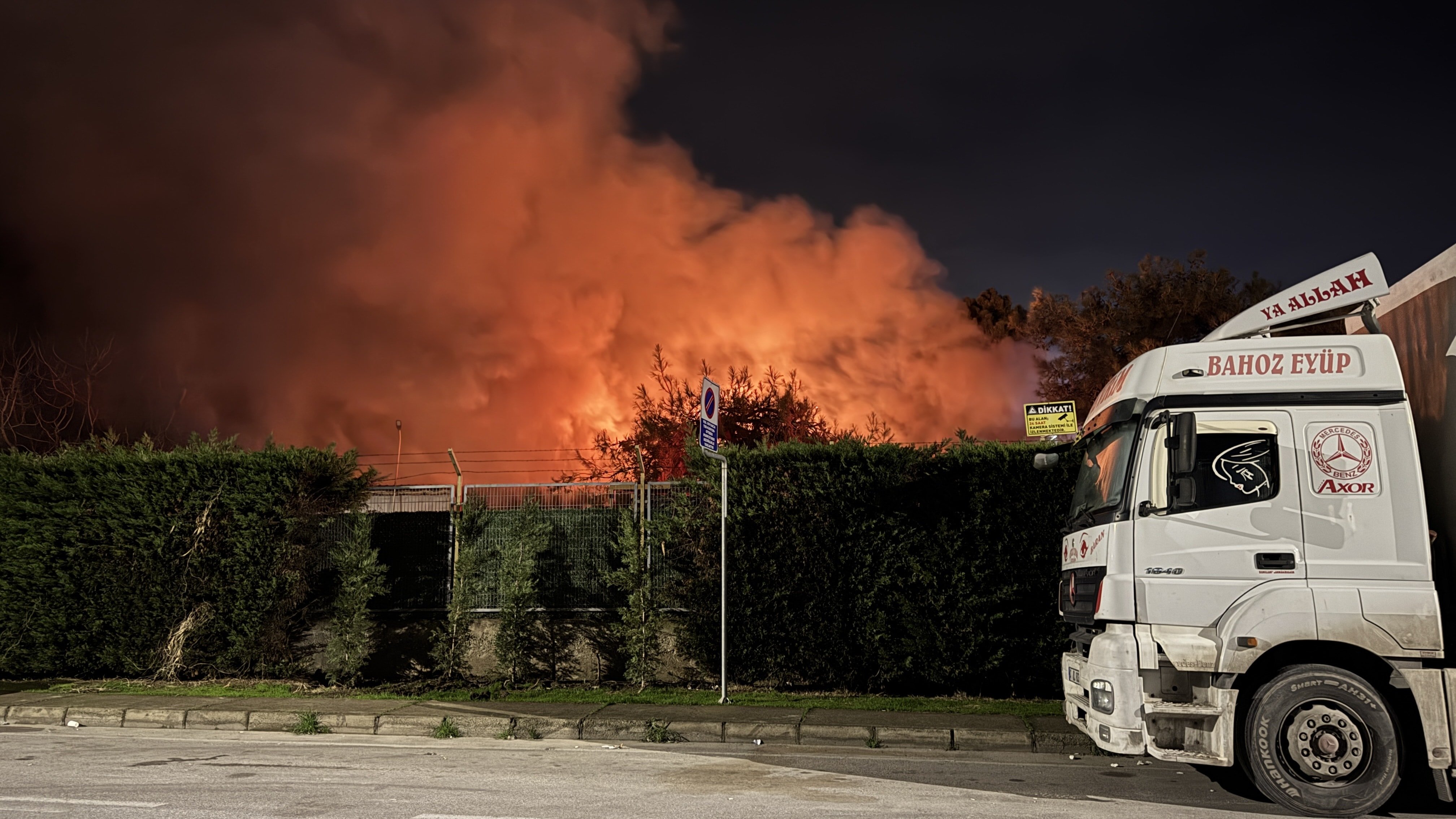Tekstil deposu alevlere teslim oldu