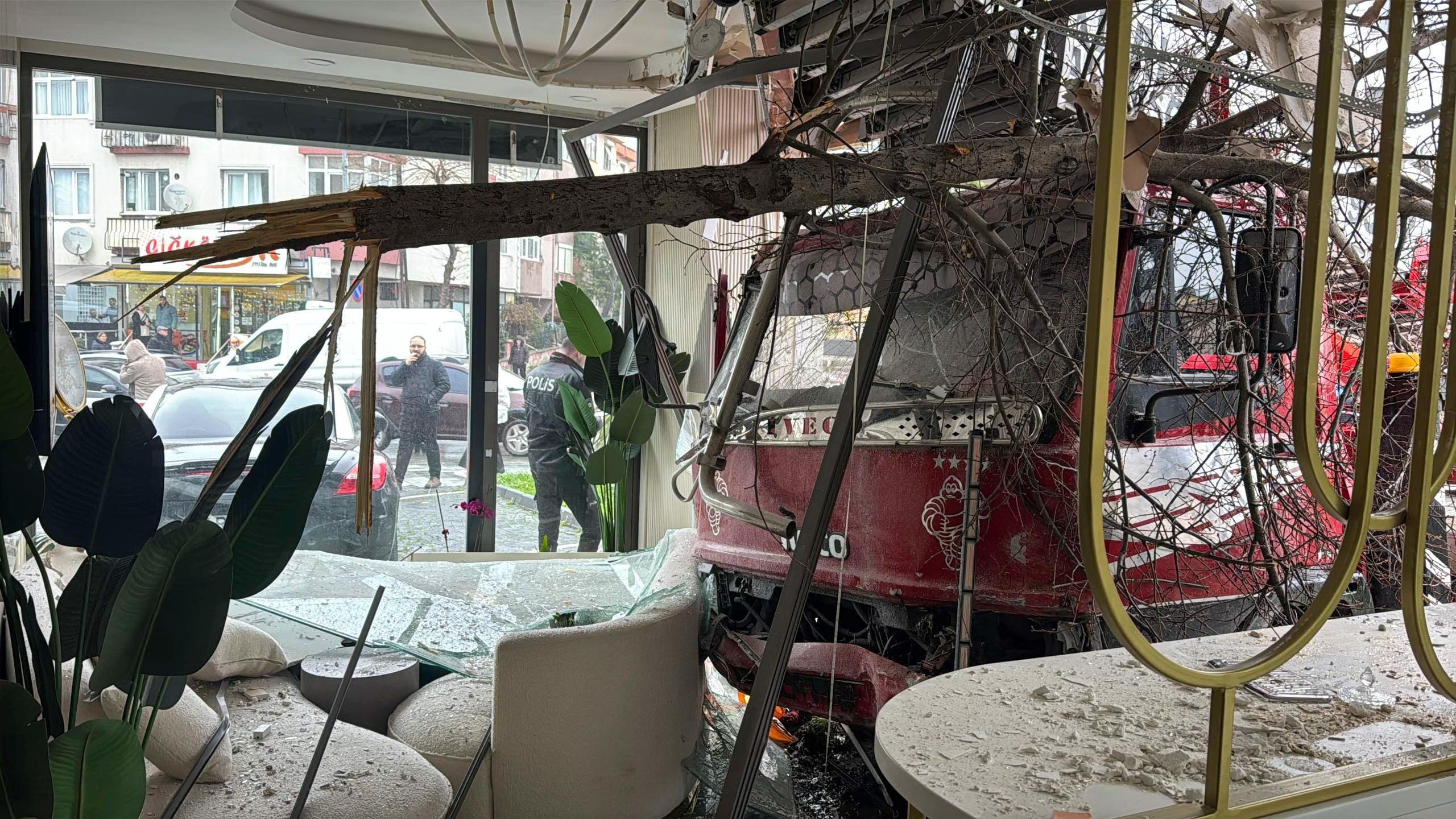 Kontrolden çıkan kamyon iş yerine daldı