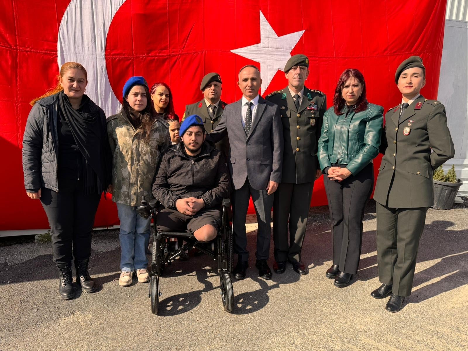 Depremzede genç kız ile kendisine parka veren albay bir araya geldi