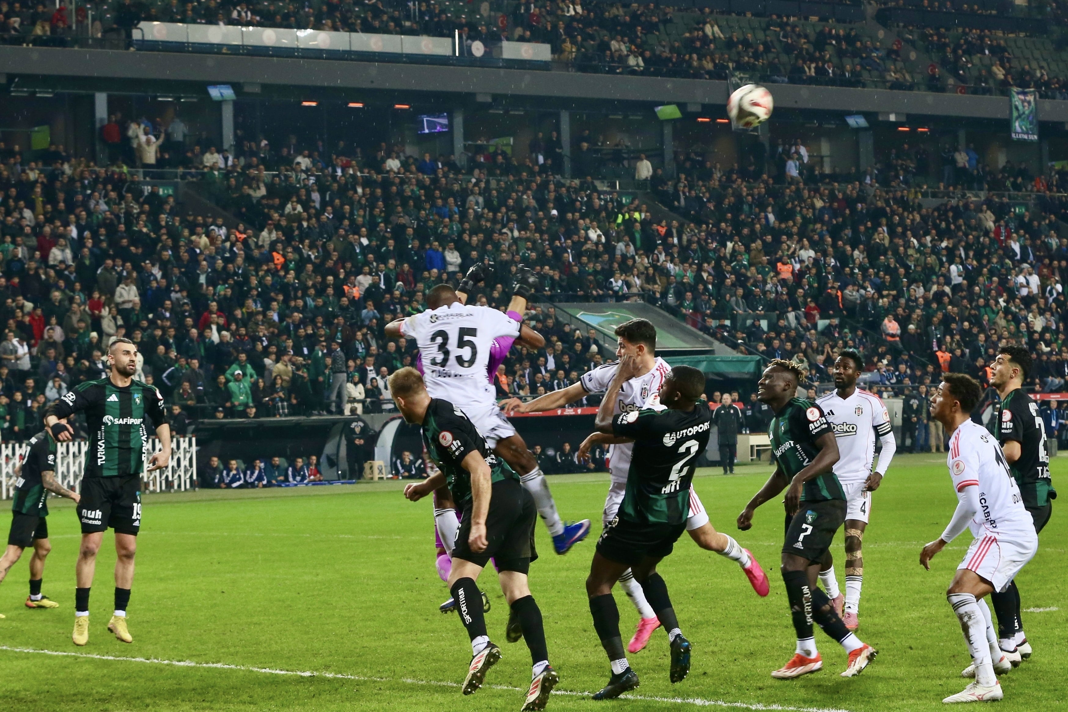 Beşiktaş puanı son dakikada kurtardı! 2 penaltı, 2 gol