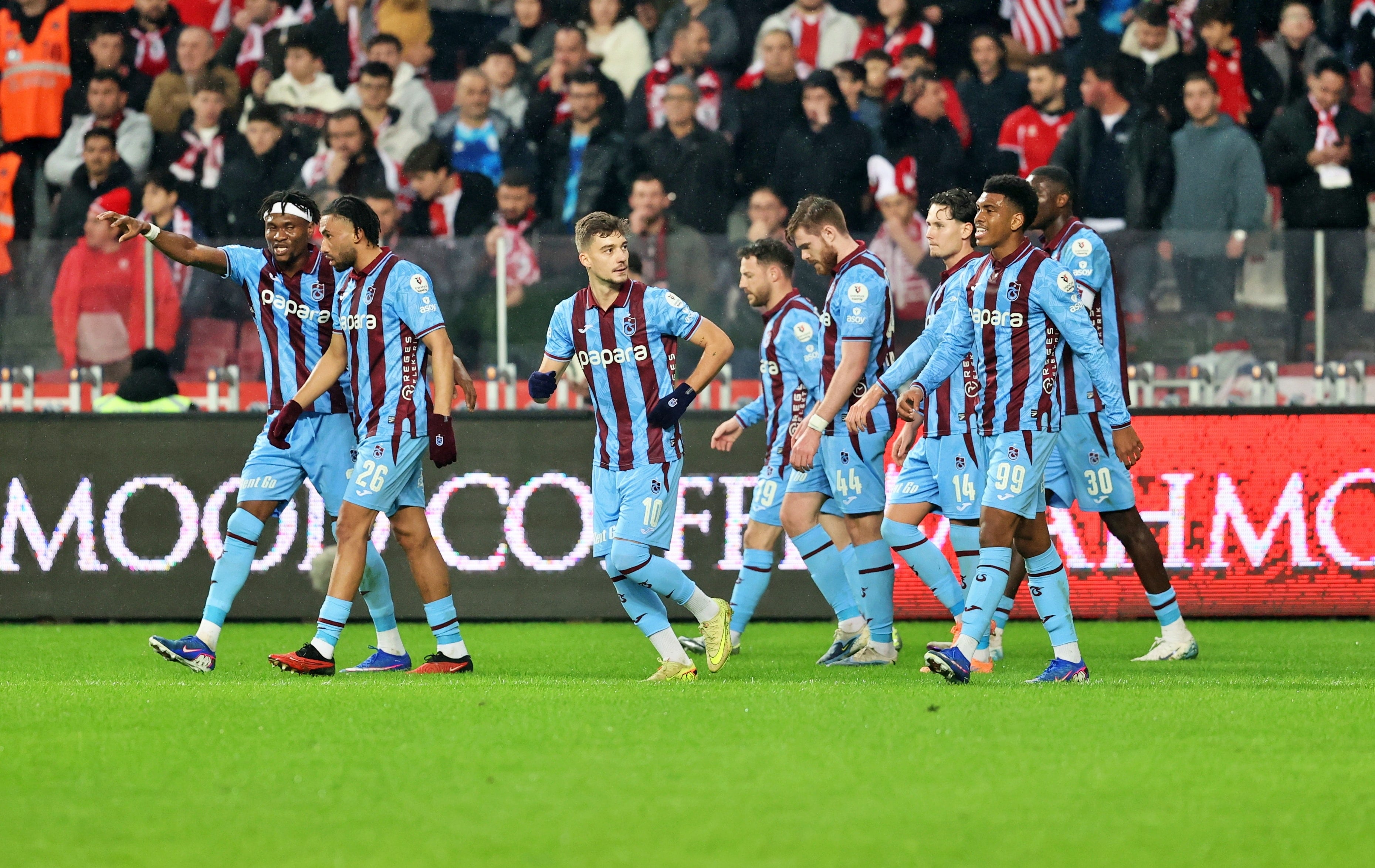 Karadeniz derbisinde farklı galibiyet! Onuachu yıldızlaştı
