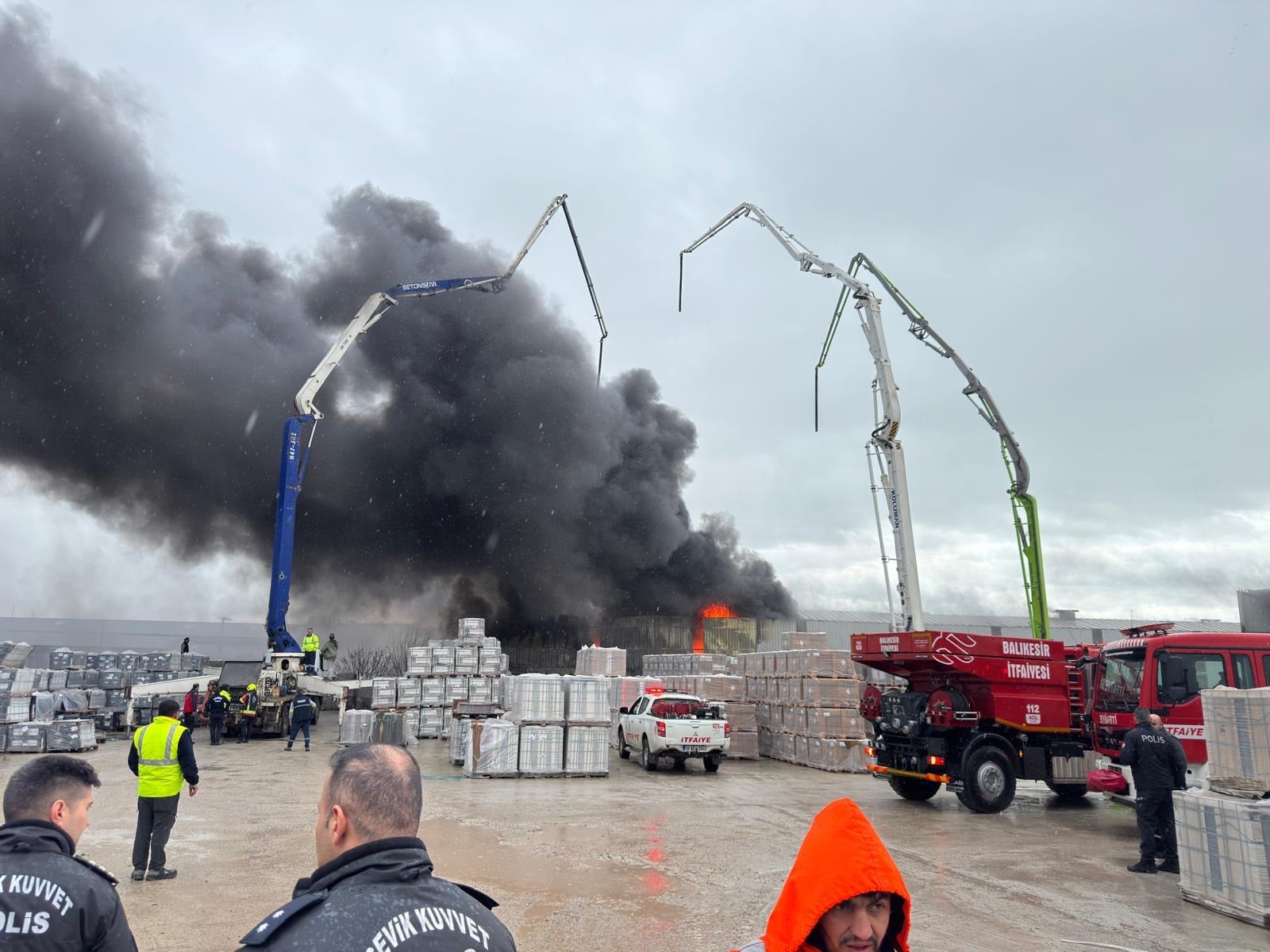İtfaiye seferber oldu: Gümüşçeşme’deki depo yangını söndürülmeye çalışılıyor