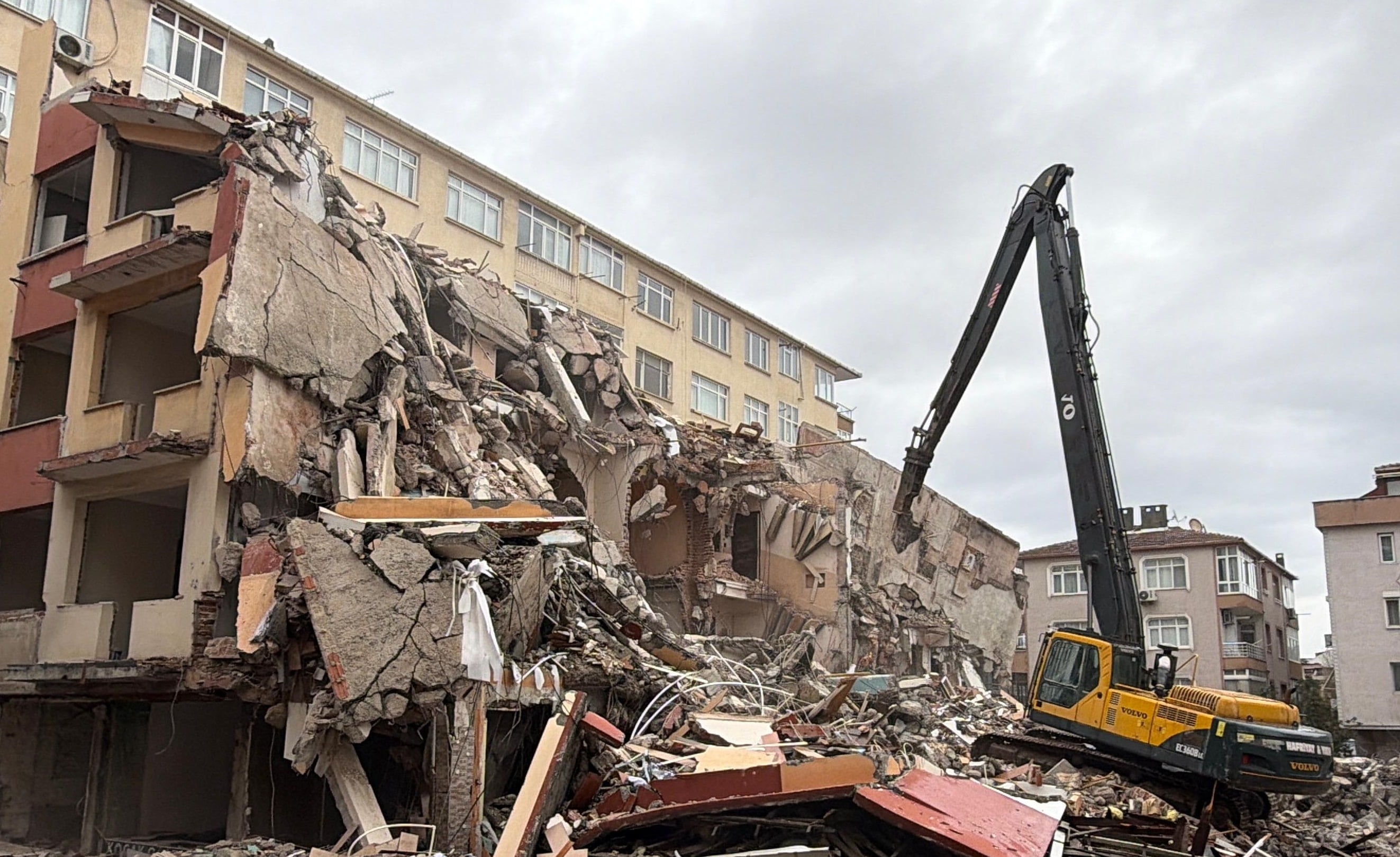 'Kontrollü yıkım'da facianın eşiğinden dönüldü: Bina yanındaki yapının üzerine devrildi