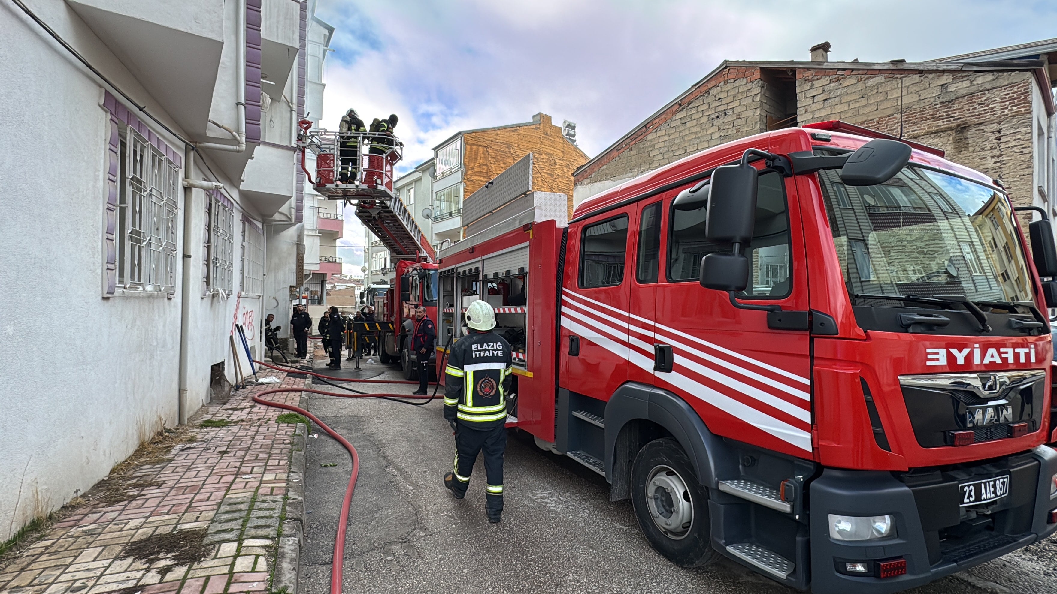 Elazığ’da korkutan bina yangını: Bodrum katı alevlere teslim oldu