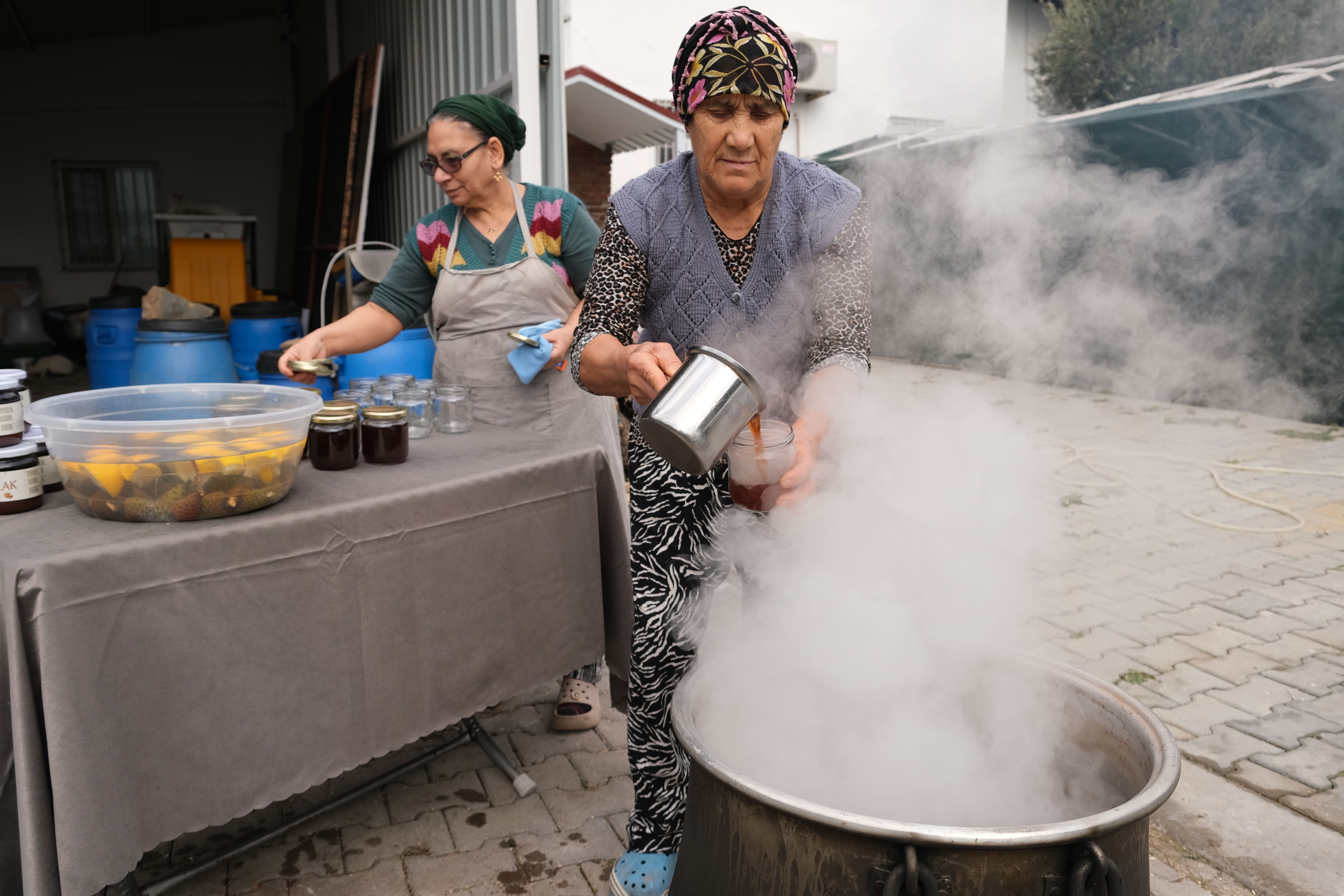 Limonla tek tek ovuşturup 4 saat kaynatıyorlar: Şifa deposu ürün 200 liradan satılıyor