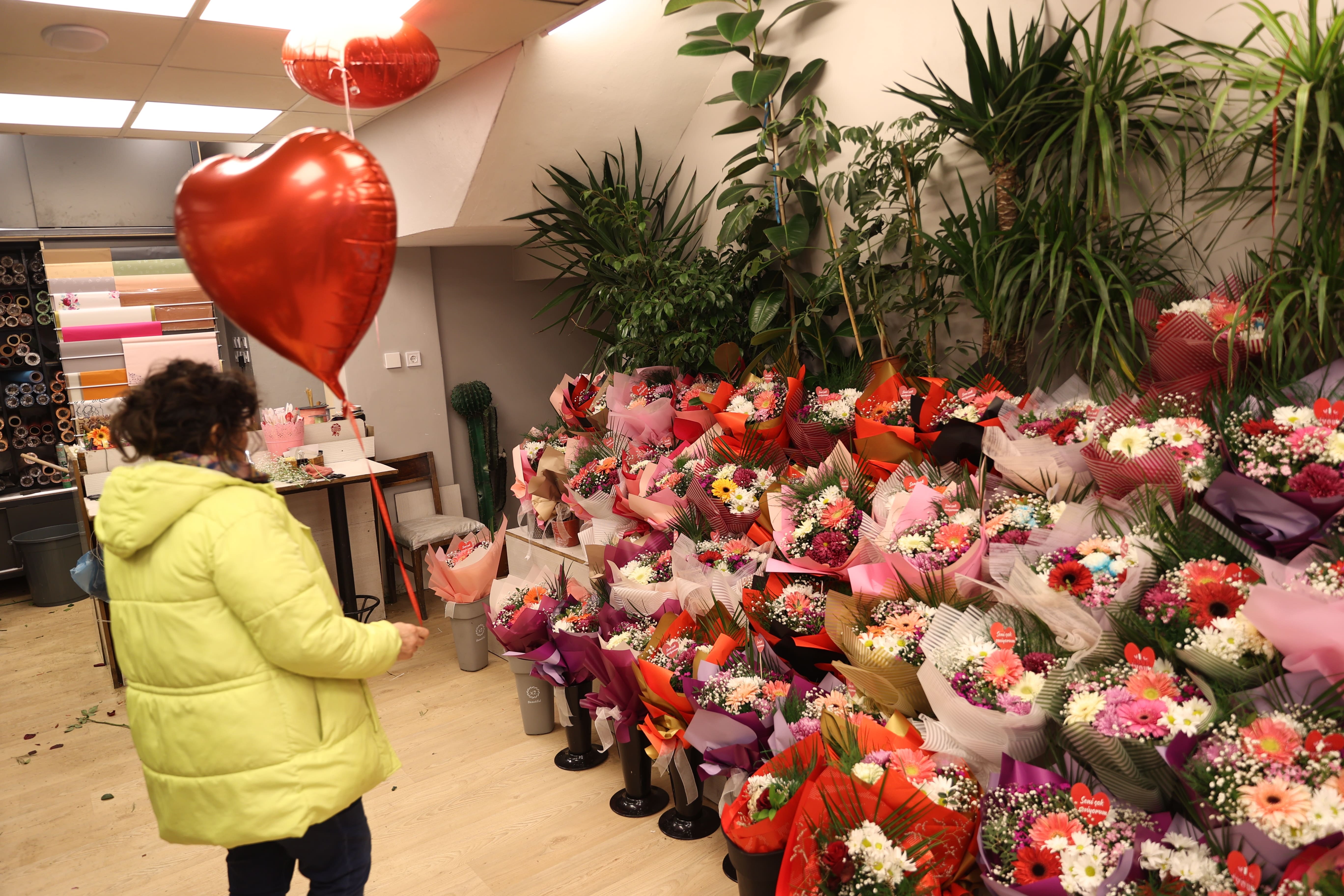 Sevgililer Günü yoğunluğu çiçekçilere yansıdı