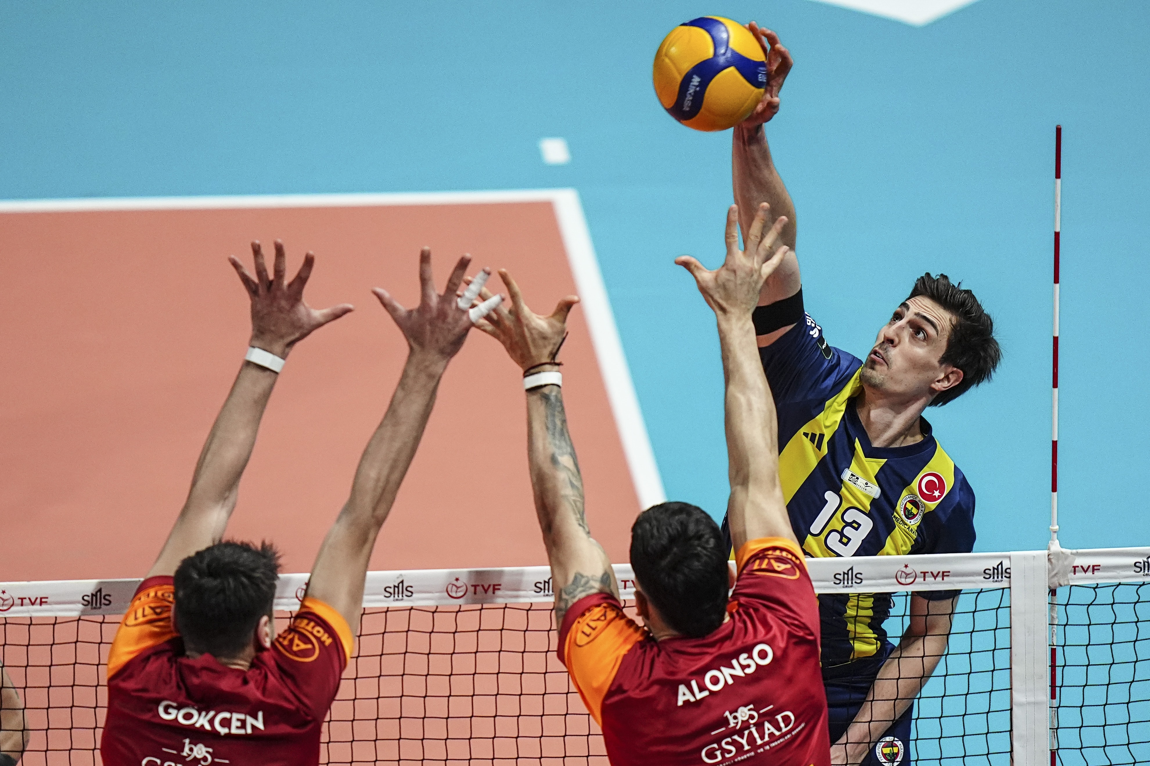 Efeler Ligi'ndeki derbide Fenerbahçe, Galatasaray'a set vermedi