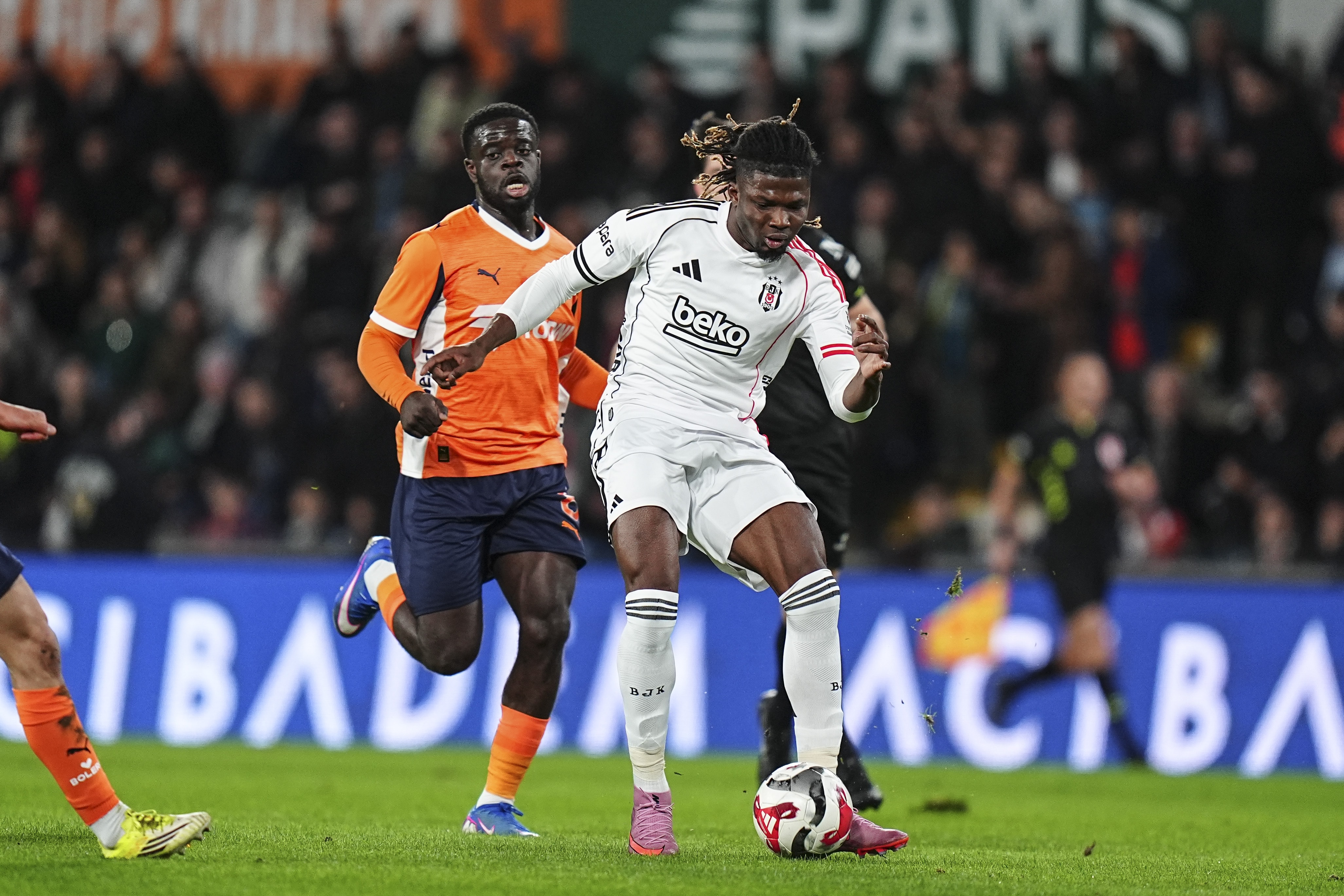 Beşiktaş'ta sakatlık şoku! İlk yarıyı tamamlayamadı