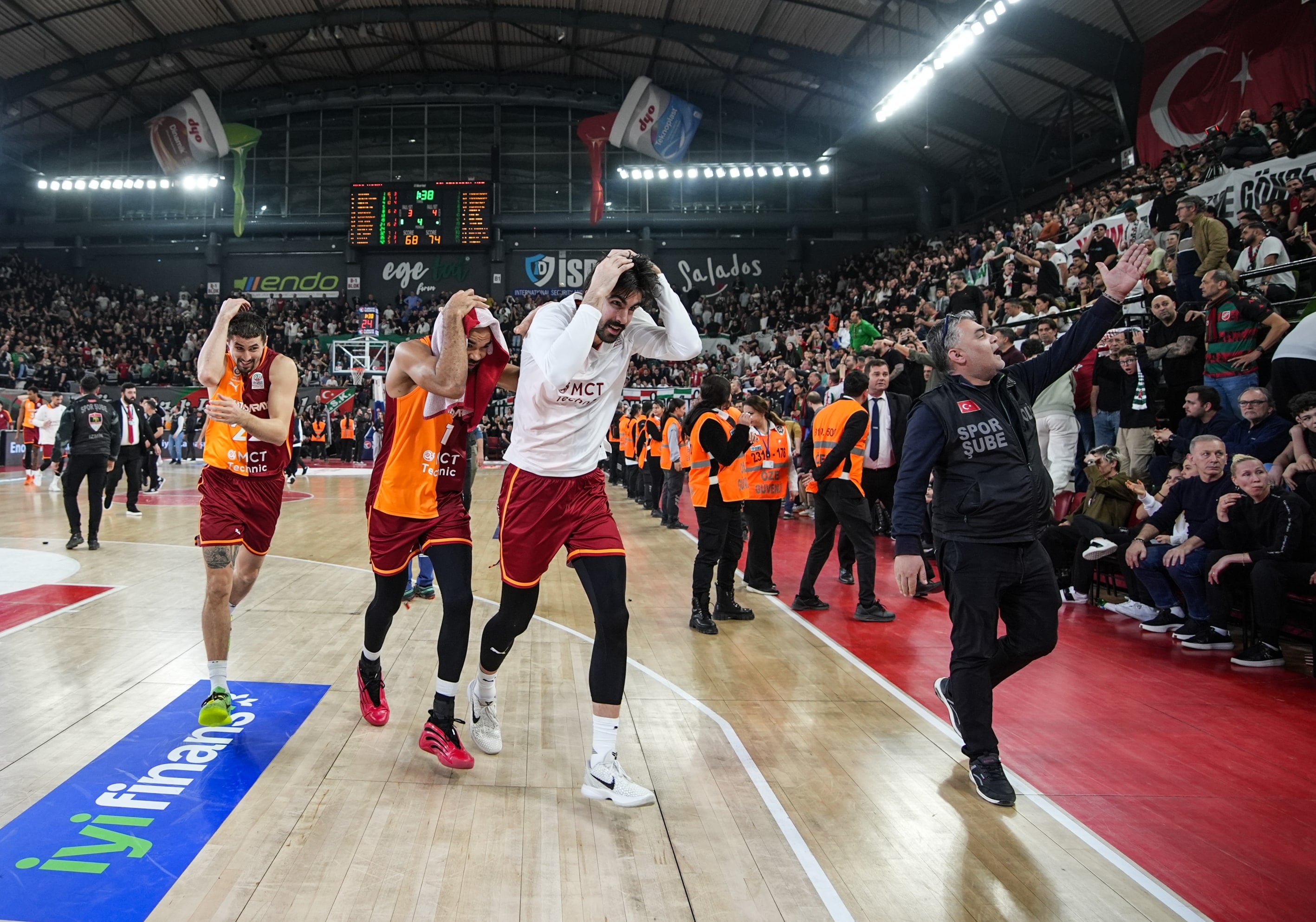 Galatasaray olaylı maçta deplasmanda Karşıyaka'yı yendi