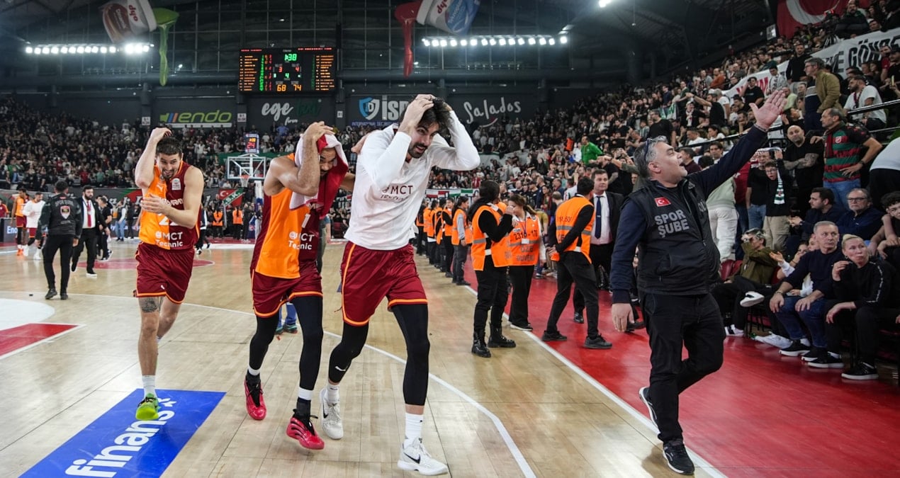 Galatasaray olaylı maçta deplasmanda Karşıyaka'yı yendi