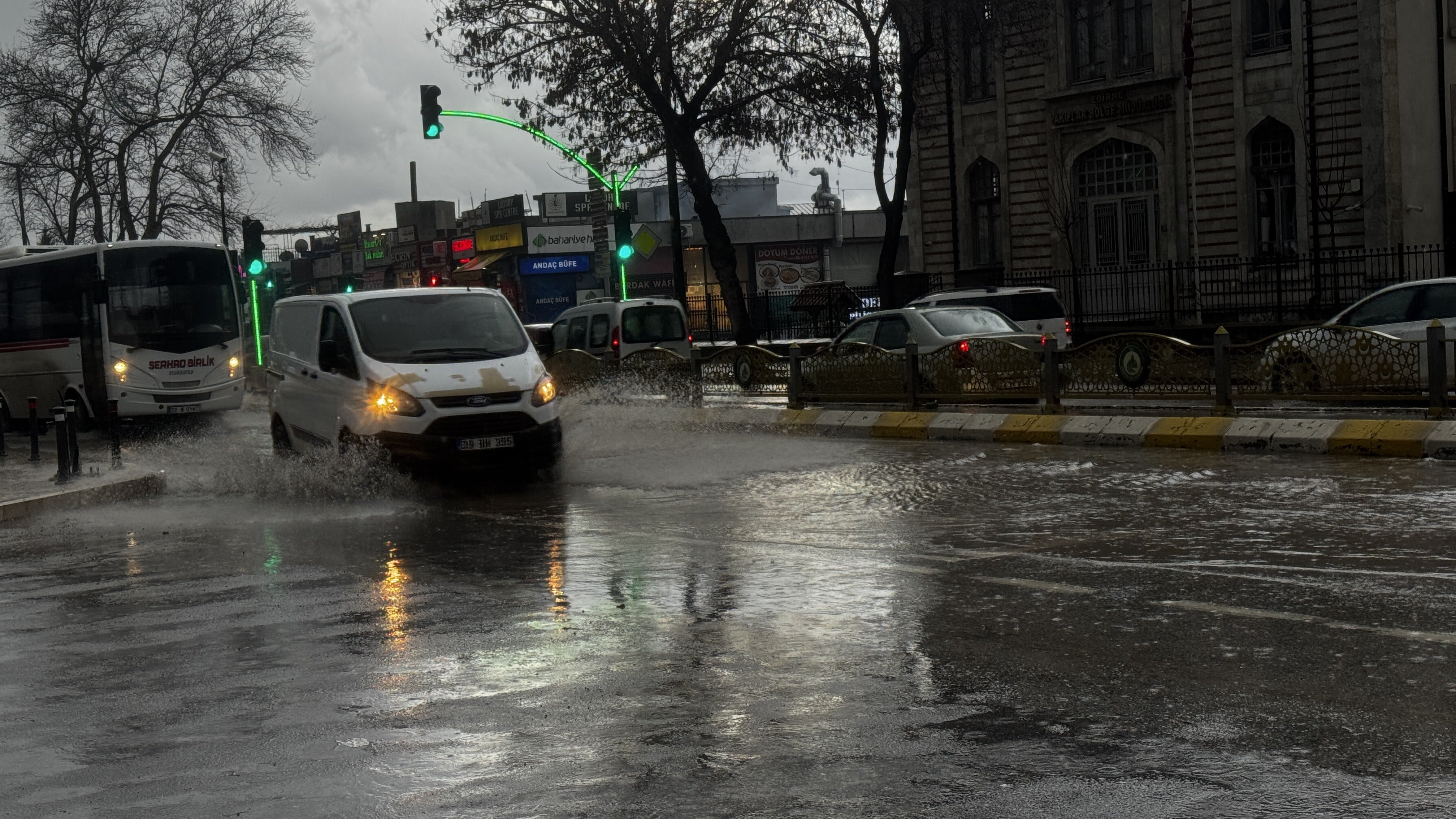 Aniden bastıran yağmur cadde ve sokakları göle çevirdi