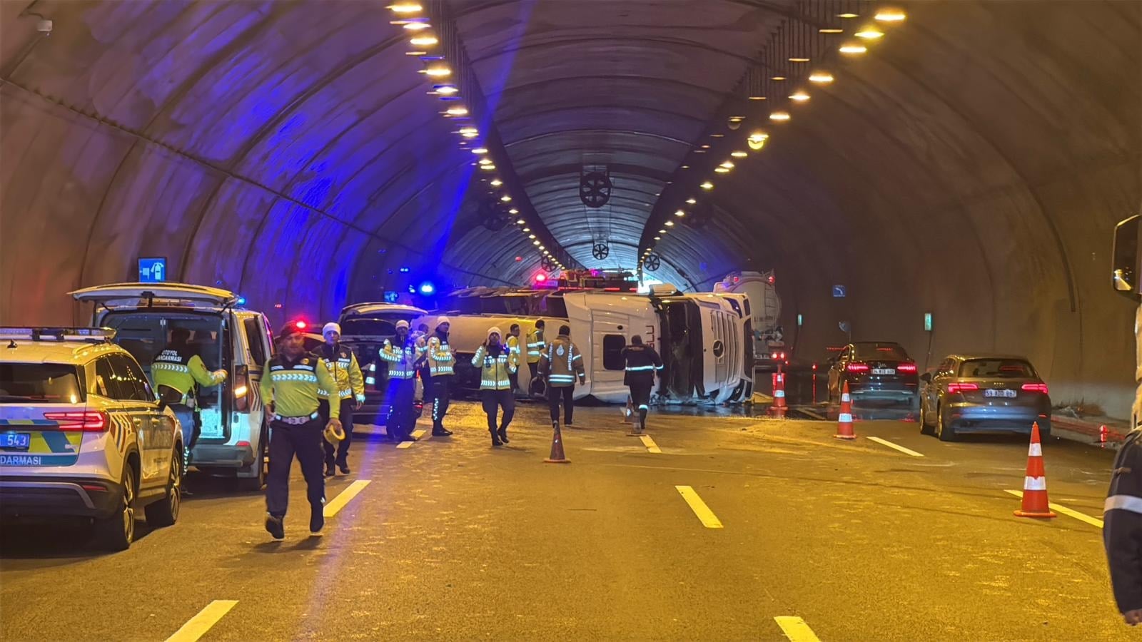 Çatalca tünelinde tanker devrildi! Ekipler bölgeye sevk edildi