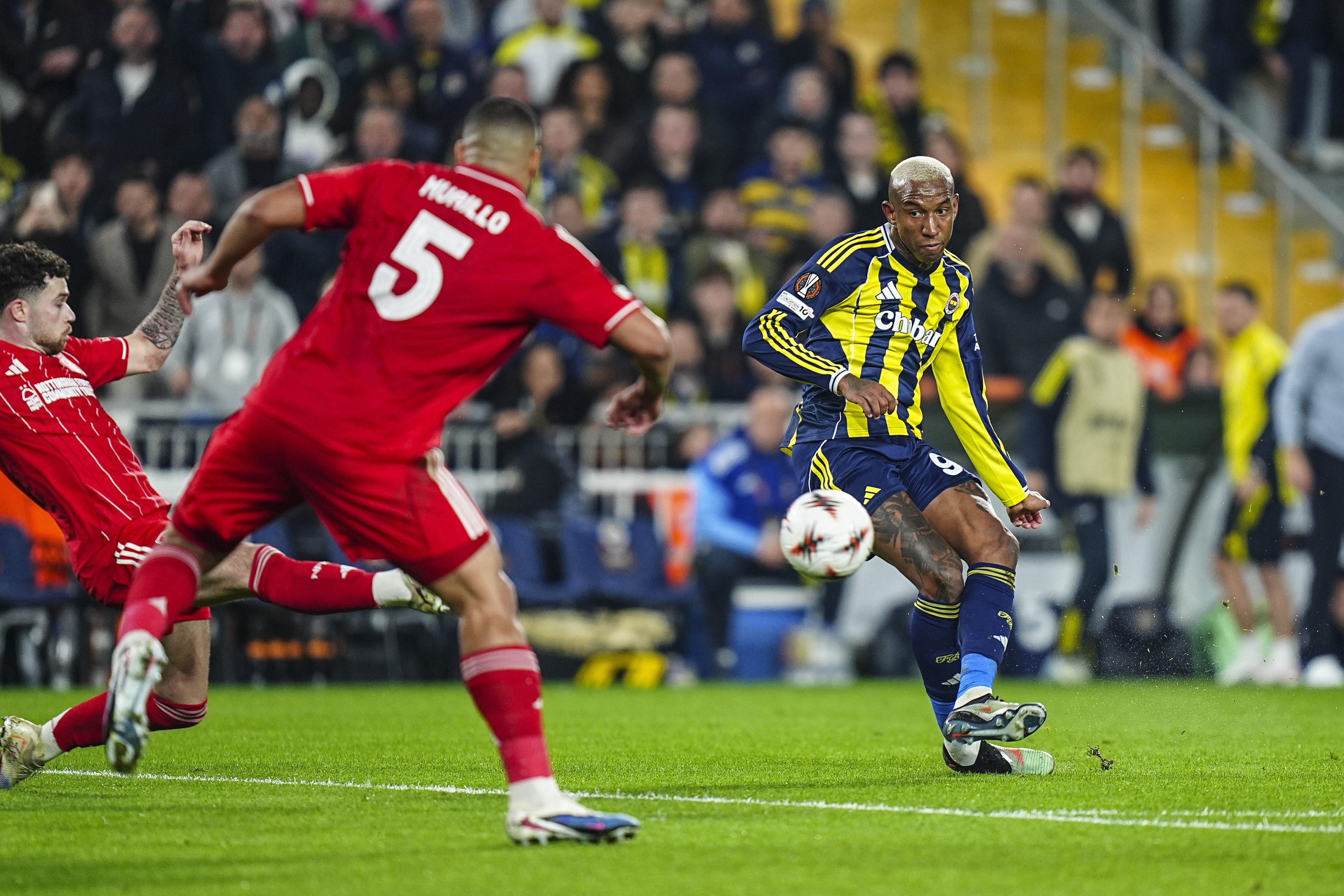 Fenerbahçe penaltı bekledi, hakem 'Devam' dedi