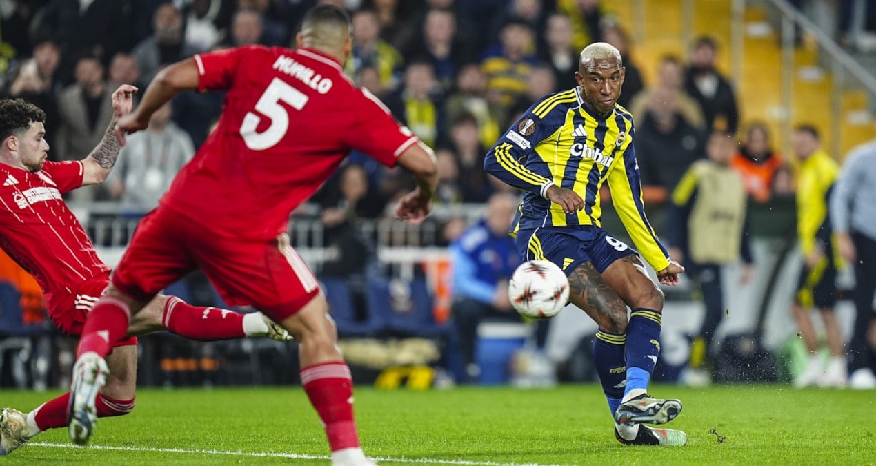 Fenerbahçe penaltı bekledi, hakem 'Devam' dedi