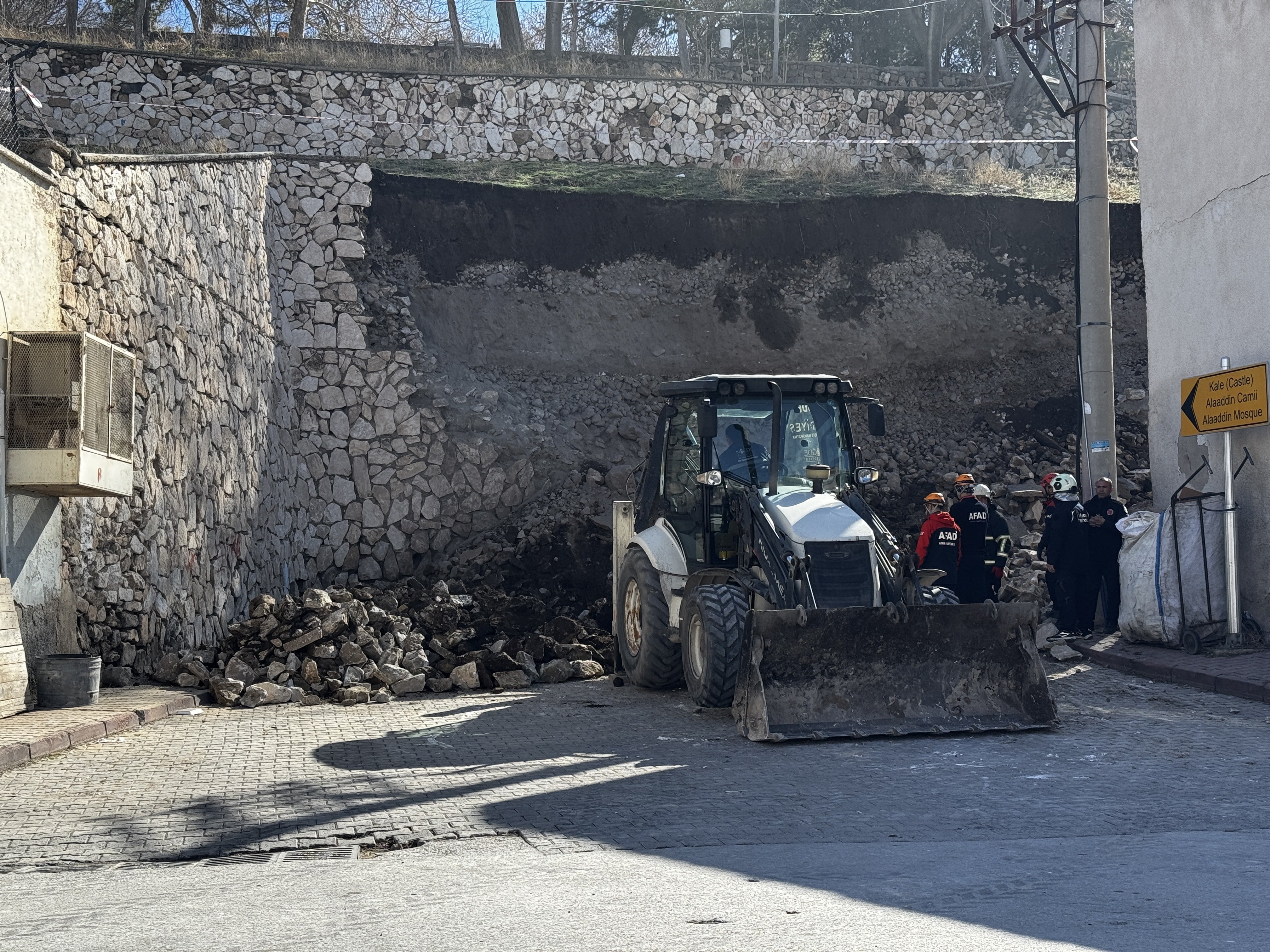 Tarihi kalede korkutan çöküntü