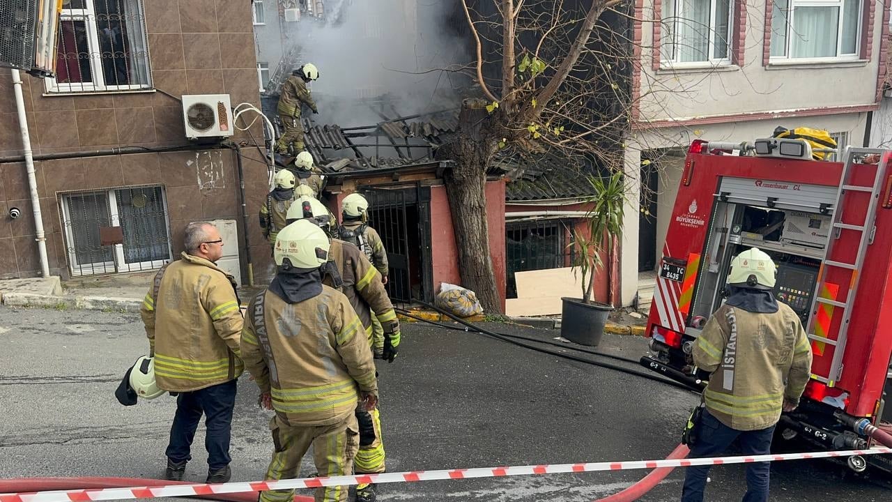 Beyoğlu'nda yangın: 2 kişi dumandan etkilendi