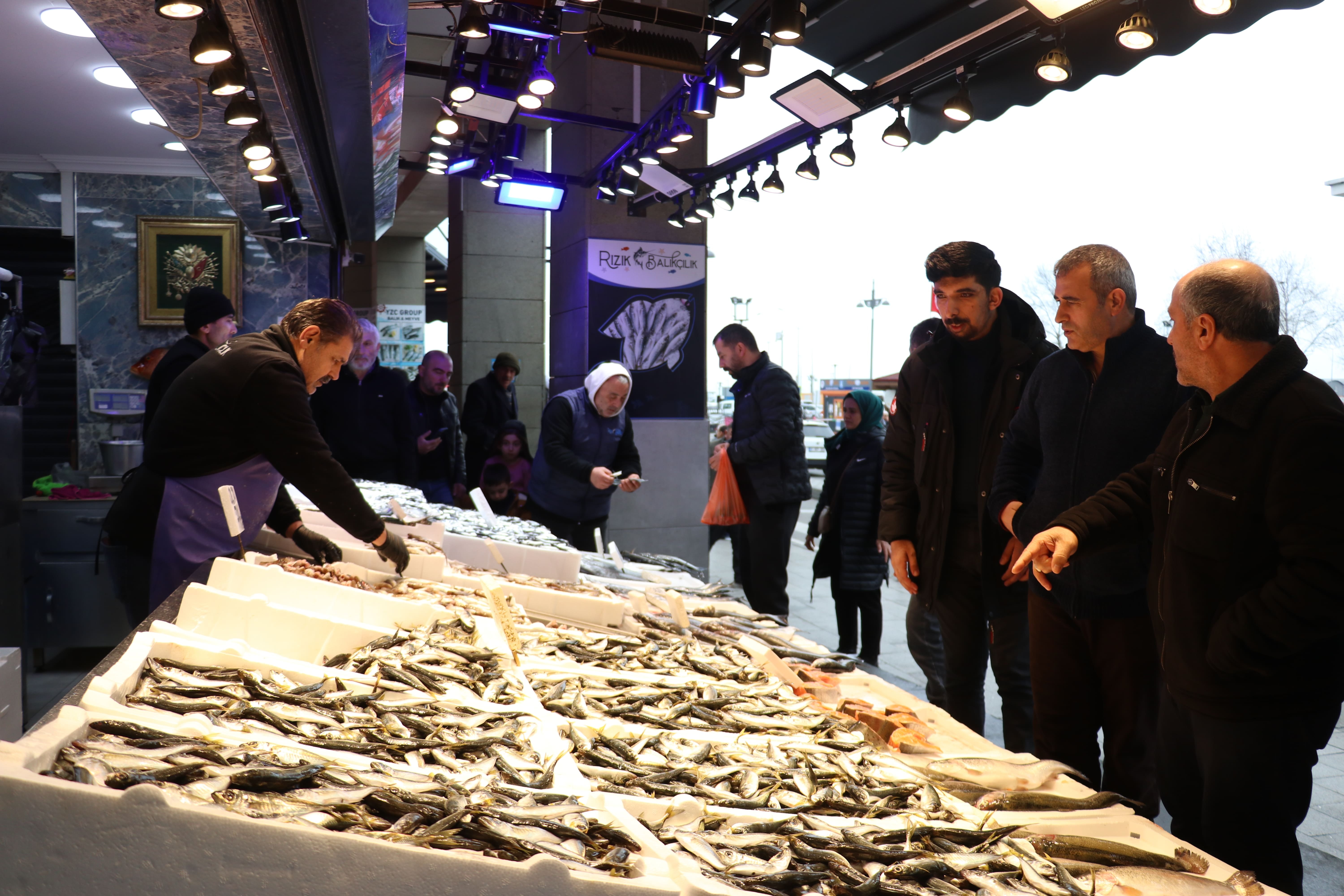 Hamsi, istavrit ya da mezgit değil: Ramazanda bu balığı almak için sıraya giriyorlar