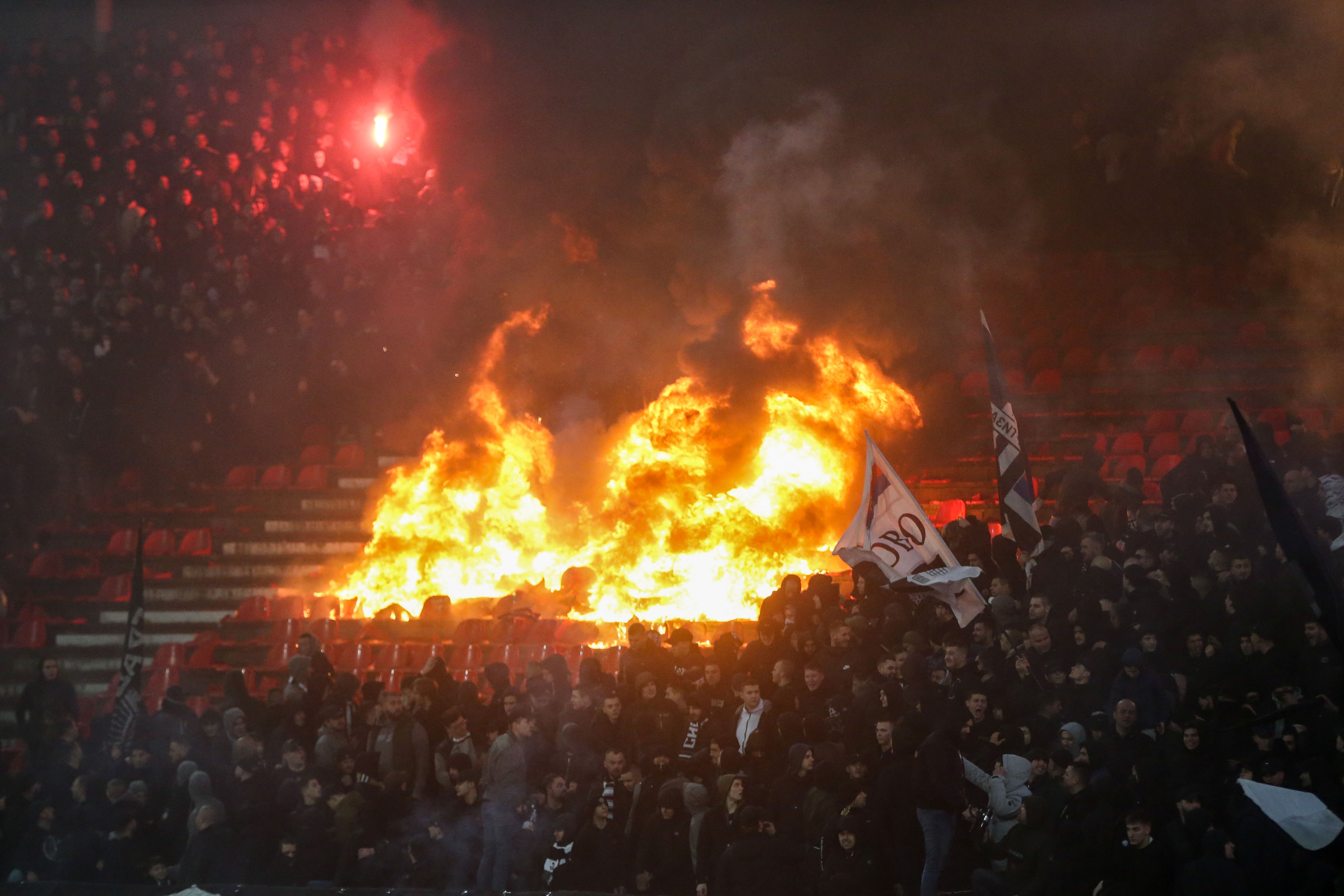 Olaylı derbide koltuklar ateşe verildi