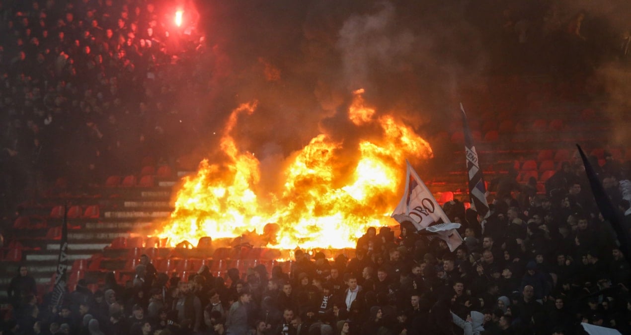 Olaylı derbide koltuklar ateşe verildi