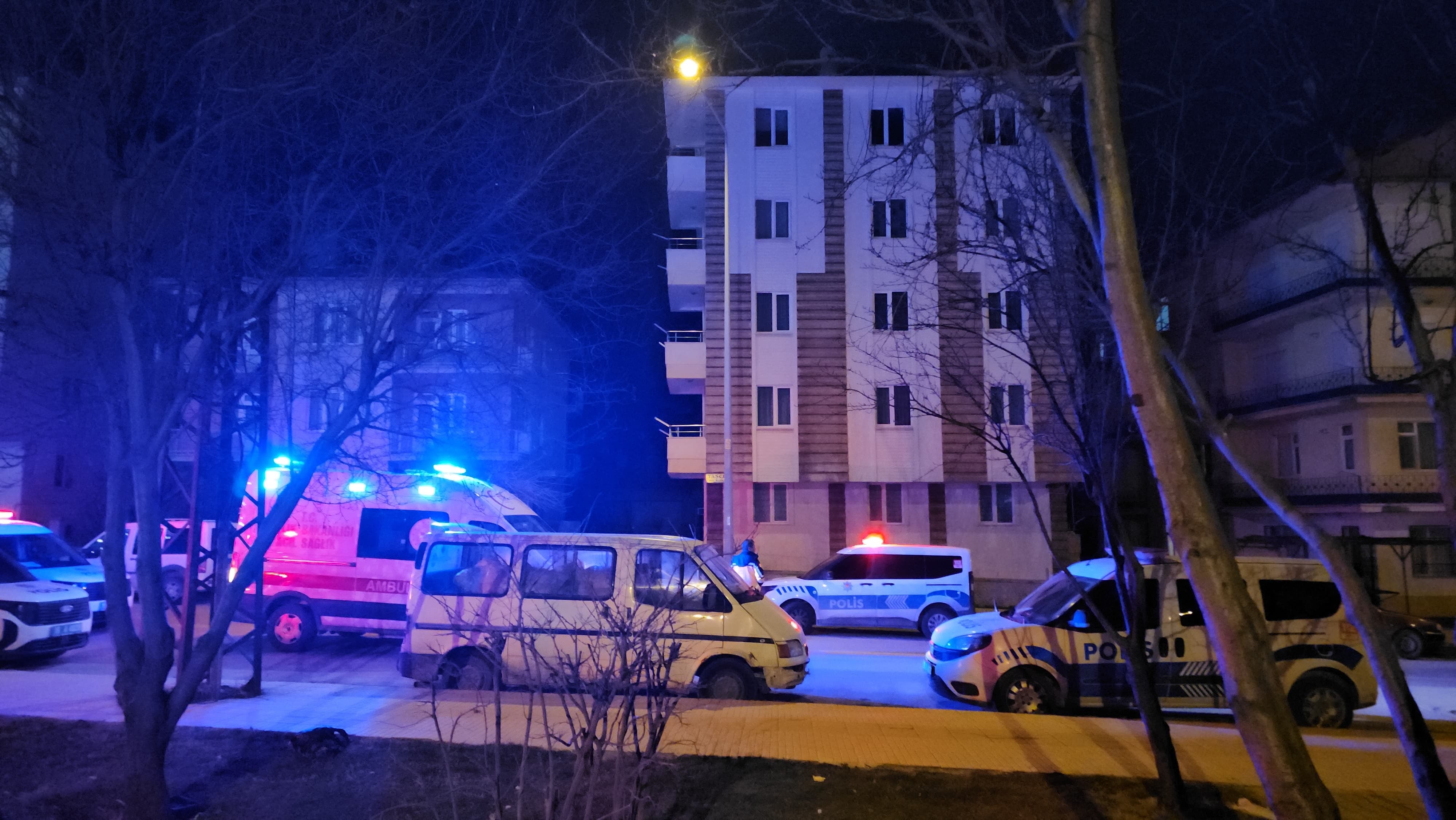 Babasıyla tartışıp ailesini rehin aldı: Polis ikna edemeyince...