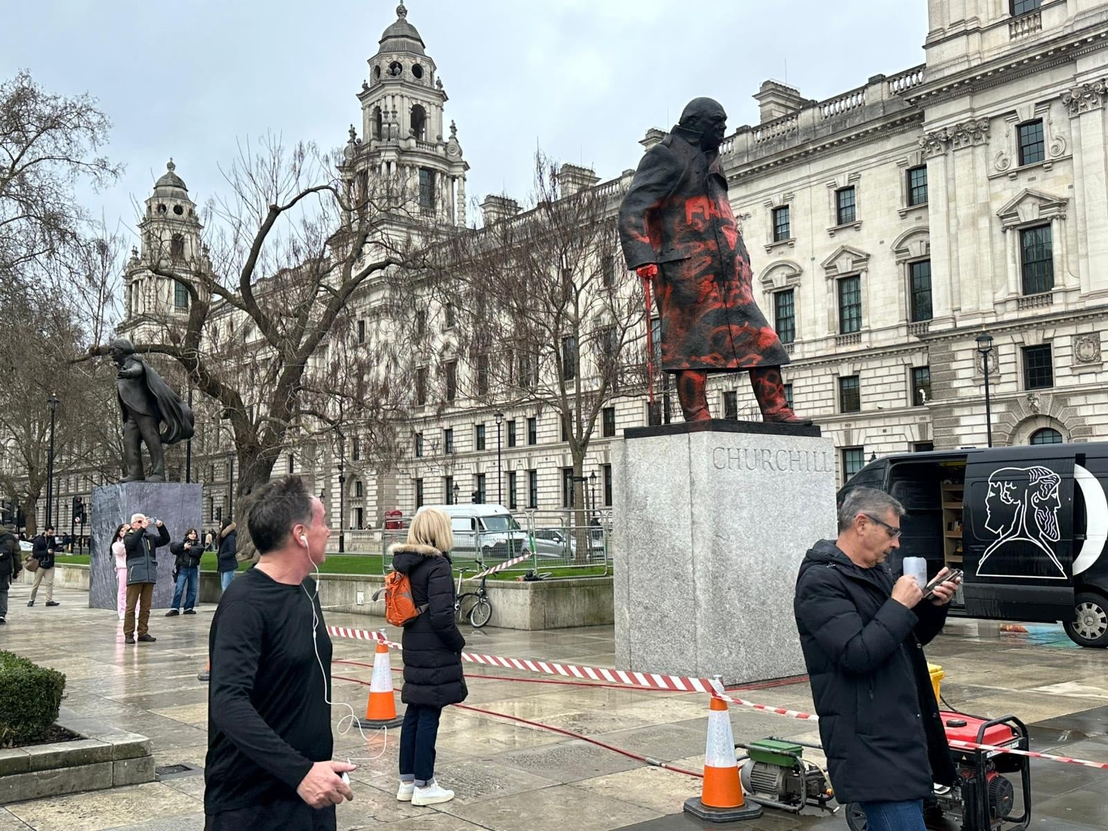 Bu protesto İngiliz'leri ayağa kaldırdı: Churchill heykelini boyadılar