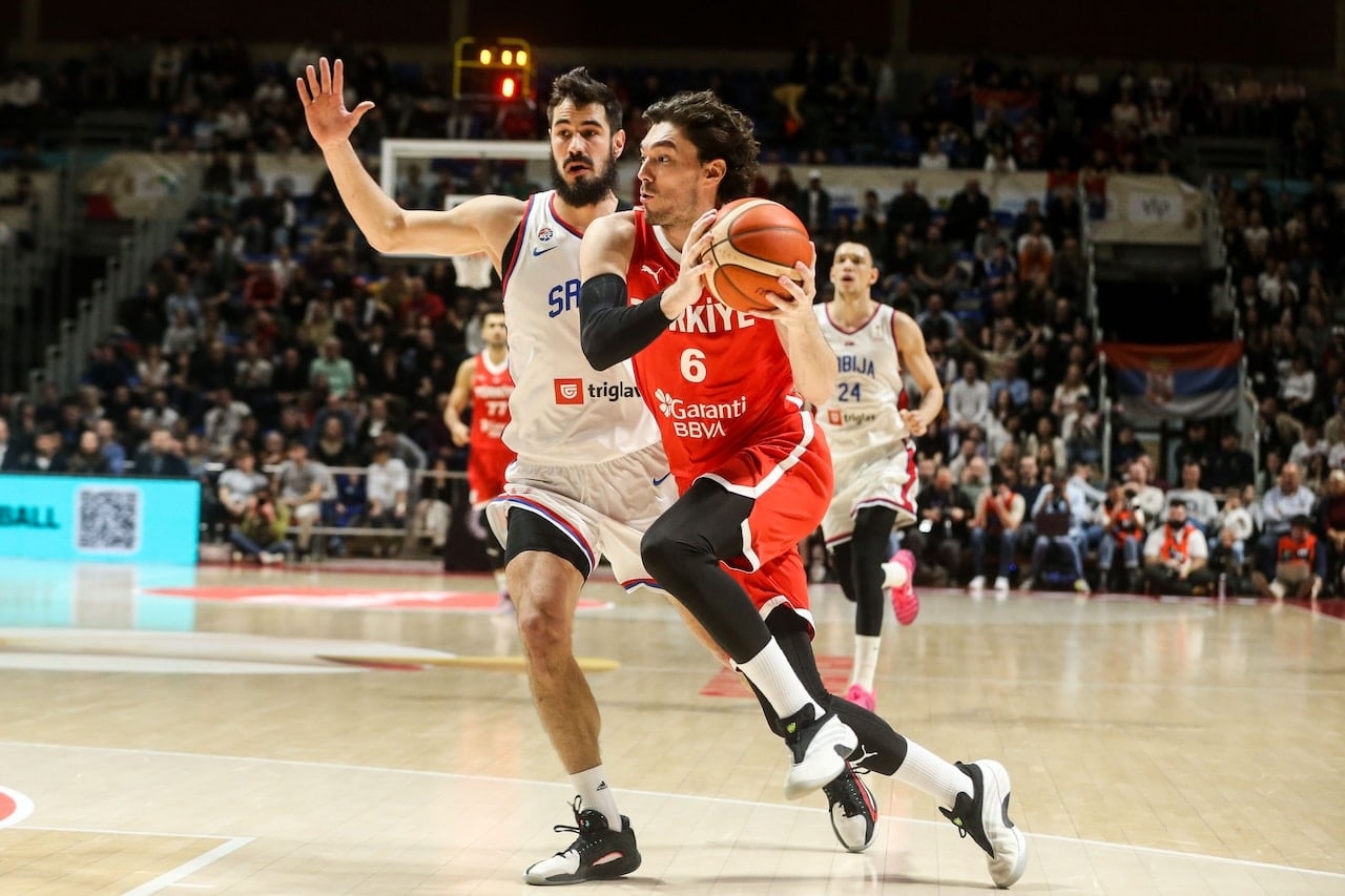 12 Dev Adam nefes kesen maçta Sırbistan'ı devirdi