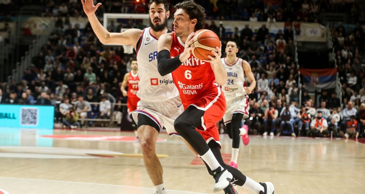 12 Dev Adam nefes kesen maçta Sırbistan'ı devirdi