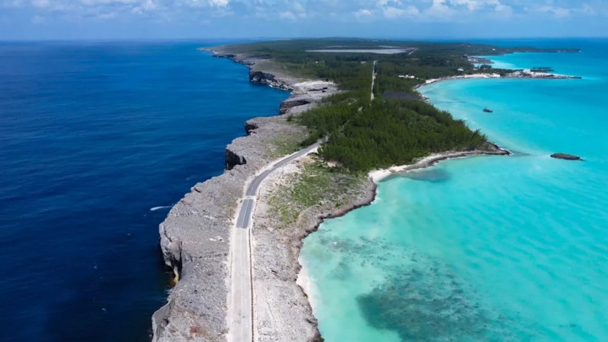 İki denizi ortasından ayırıyor