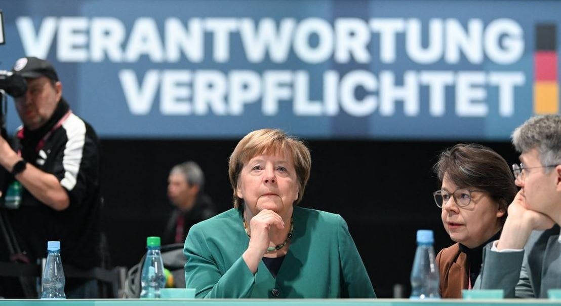 Angela Merkel sahalara geri döndü