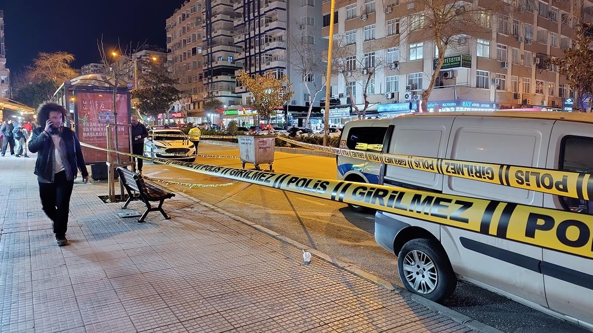 Otobüs beklerken husumetlisinin silahlı saldırısında ağır yaralandı