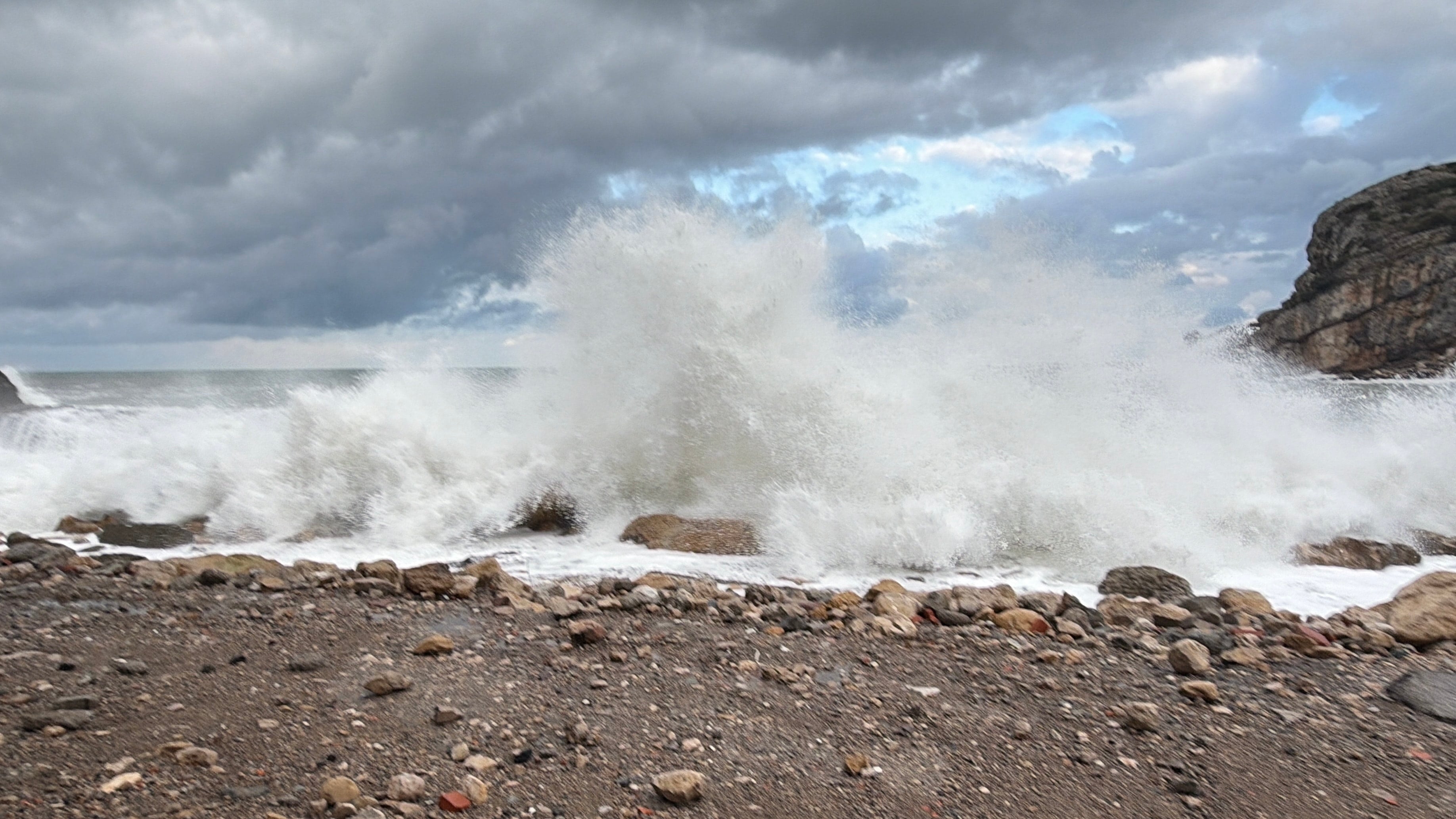 Karadeniz'de fırtına engeli: Amasra'da dev dalgalar kaldırım taşlarını yerinden söktü