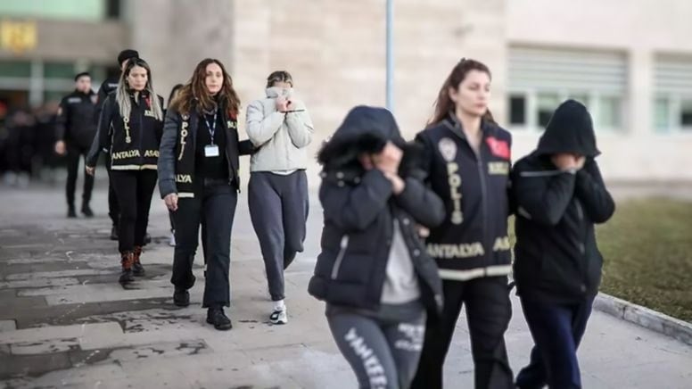 Antalya'da 'analı-kızlı' fuhuş şebekesi