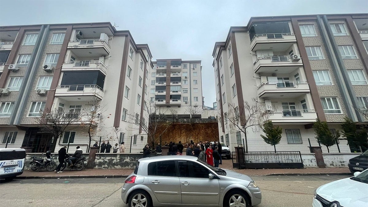 İstinat duvarı çöktü, 4 daire ve 3 araç hasar gördü