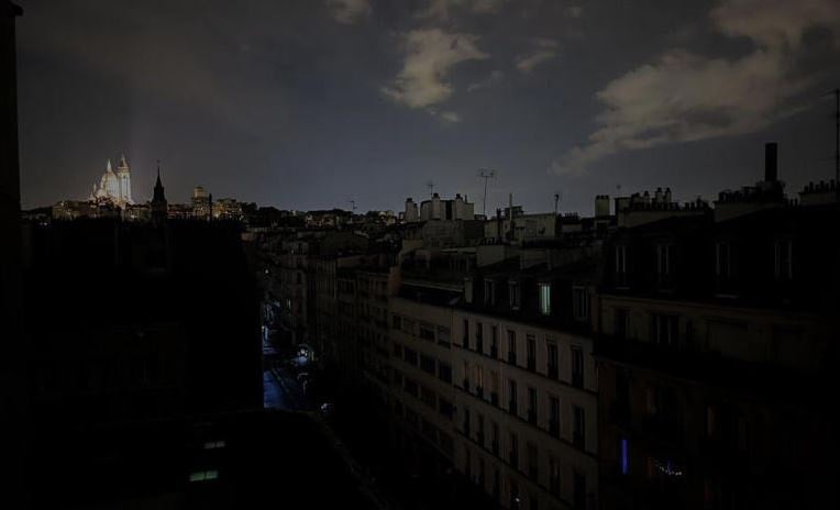 450 bin hane elektriksiz kaldı! Ülke karanlığa gömüldü