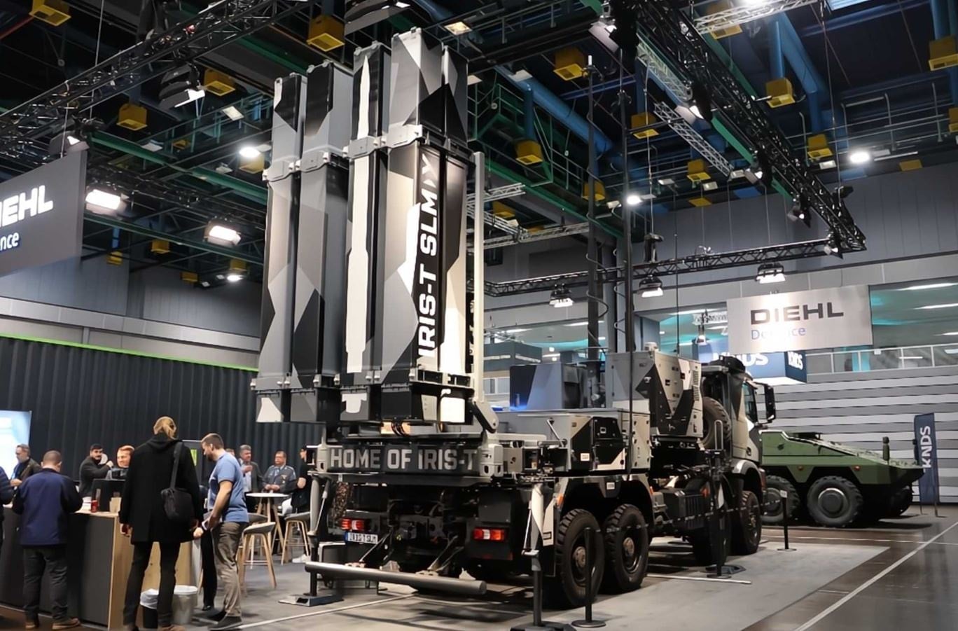 Patroit füzesini gölgede bırakacak! Havada uçak, helikopter bırakmayan hava savunması görücüye çıktı