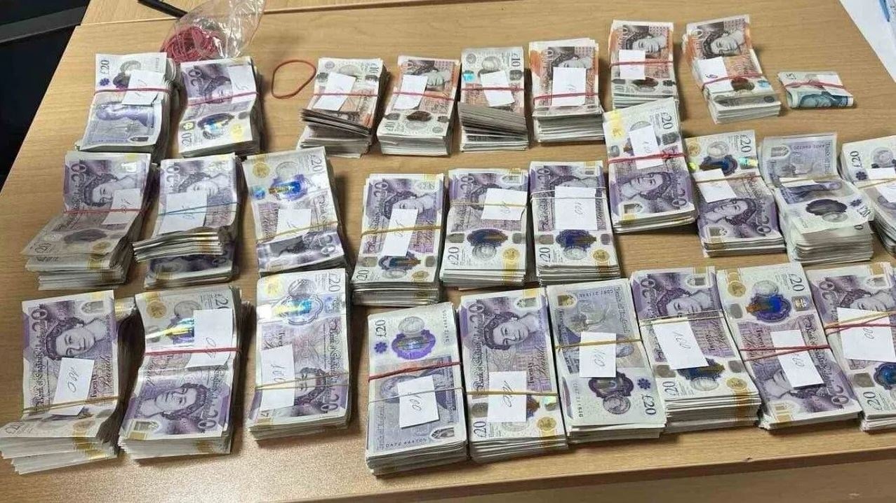 Çiçek taşıyan Türk tırcı paket paket paralarla gümrükte yakalandı! Ne dolar ne euro hiç biri değil