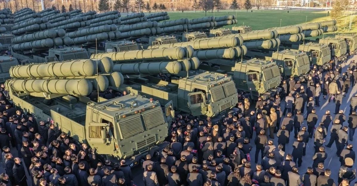 Ülkenin lideri eşi benzeri olmayan roketatar sistemini füze rampasına çıkarak tanıttı