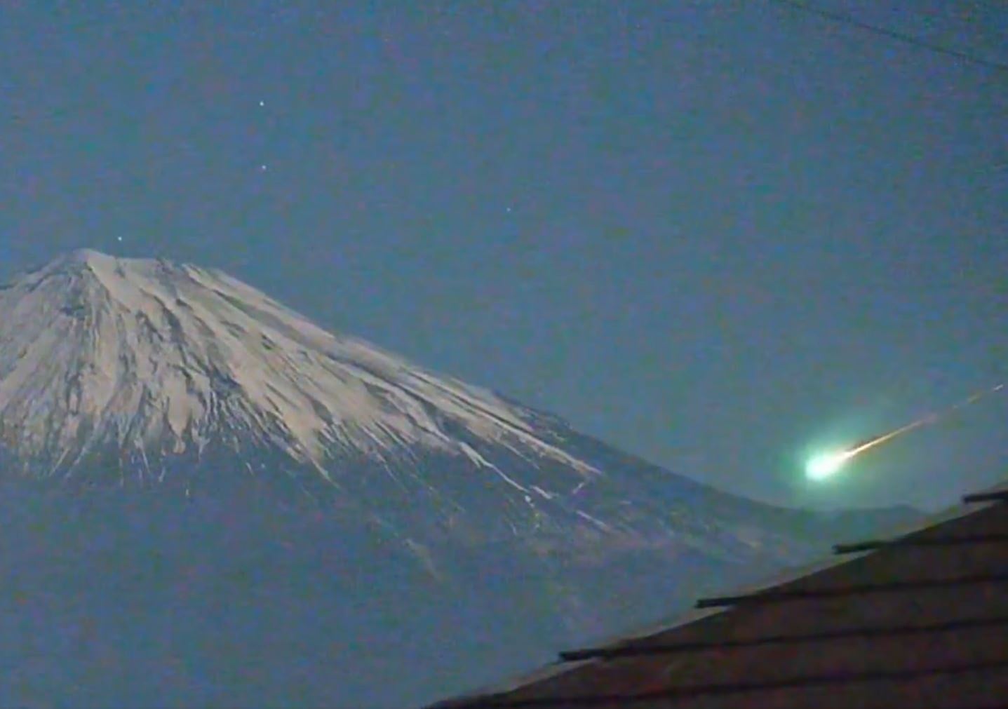 Dünyanın konuştuğu dağa ateş topu yağmaya başladı