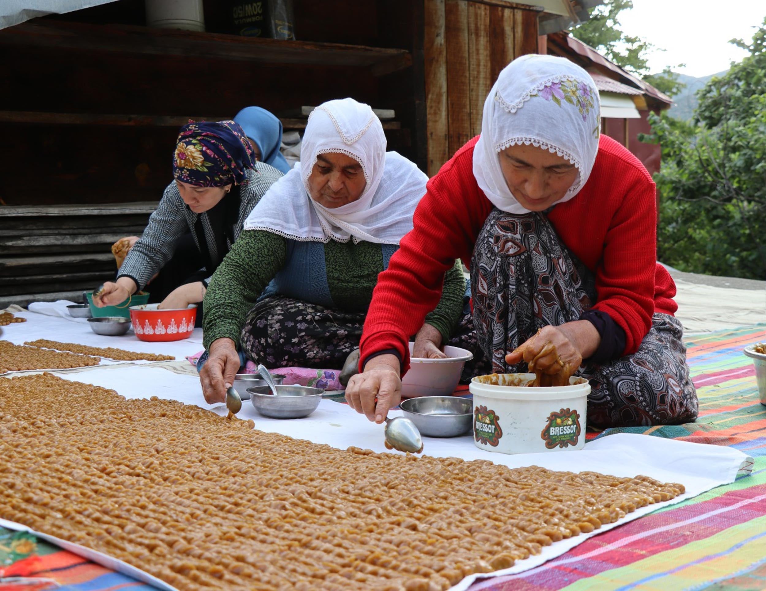 Yazın tek tek ağaçtan toplanıp kazanlarda kaynatılıyor: Bu tatlı sadece Erzurum'da var