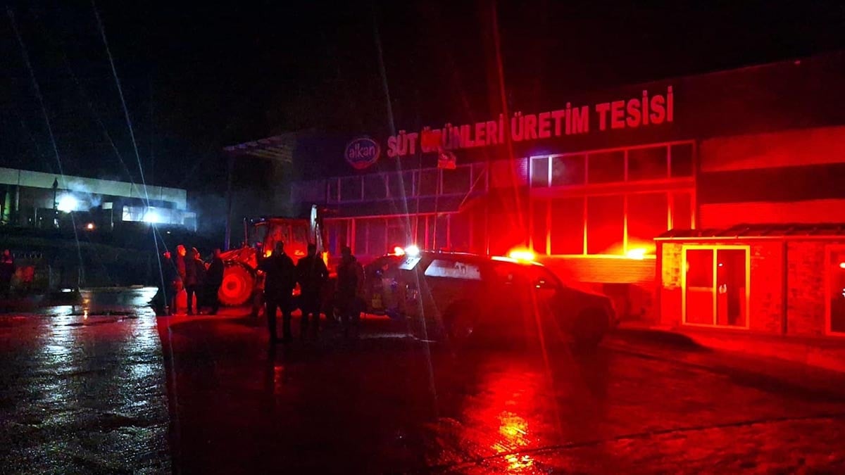 Süt üretim tesisi deposunda yangın