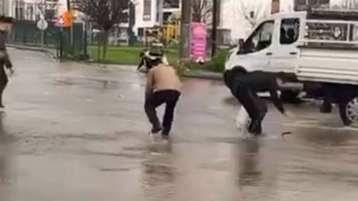 Görüntüler Türkiye'den! Vatandaşlar önce gördüğüne inanamadı, sonra poşeti alıp toplamaya başladı