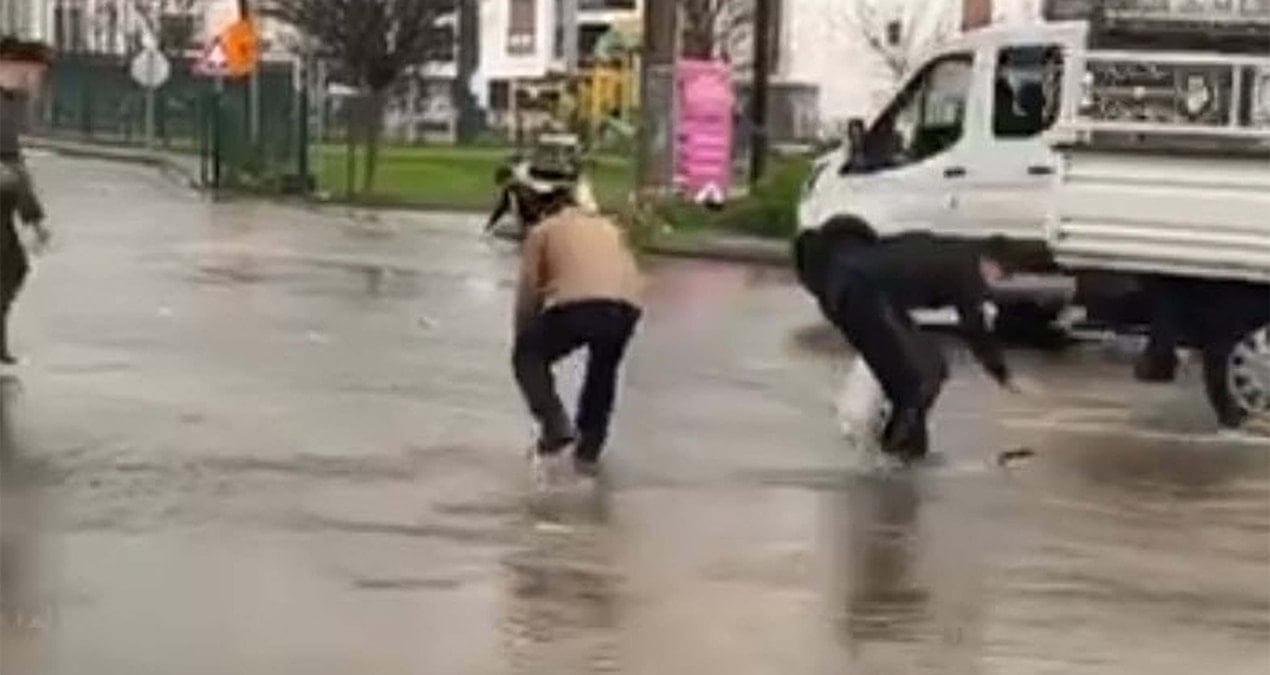 Görüntüler Türkiye'den! Vatandaşlar önce gördüğüne inanamadı, sonra poşeti alıp toplamaya başladı