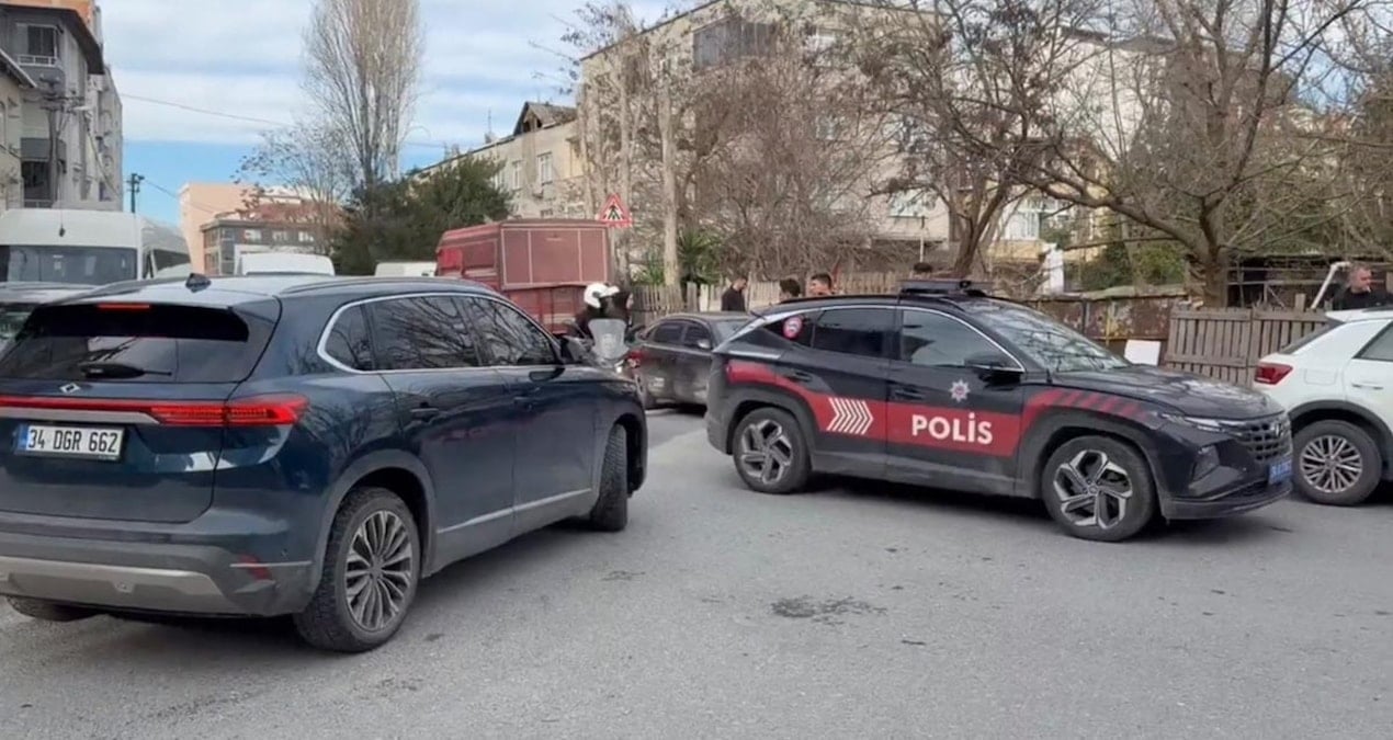 Eline bıçak aldı, mahallede dehşet saçtı! 4'ü polis 6 yaralı