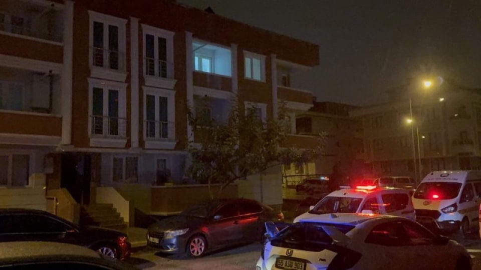 Kavgayı ayıran ablasını bıçaklayıp pencereden atladı