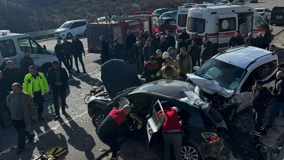 Kazada araç demir yığınına döndü: 2 ölü, 2 yaralı