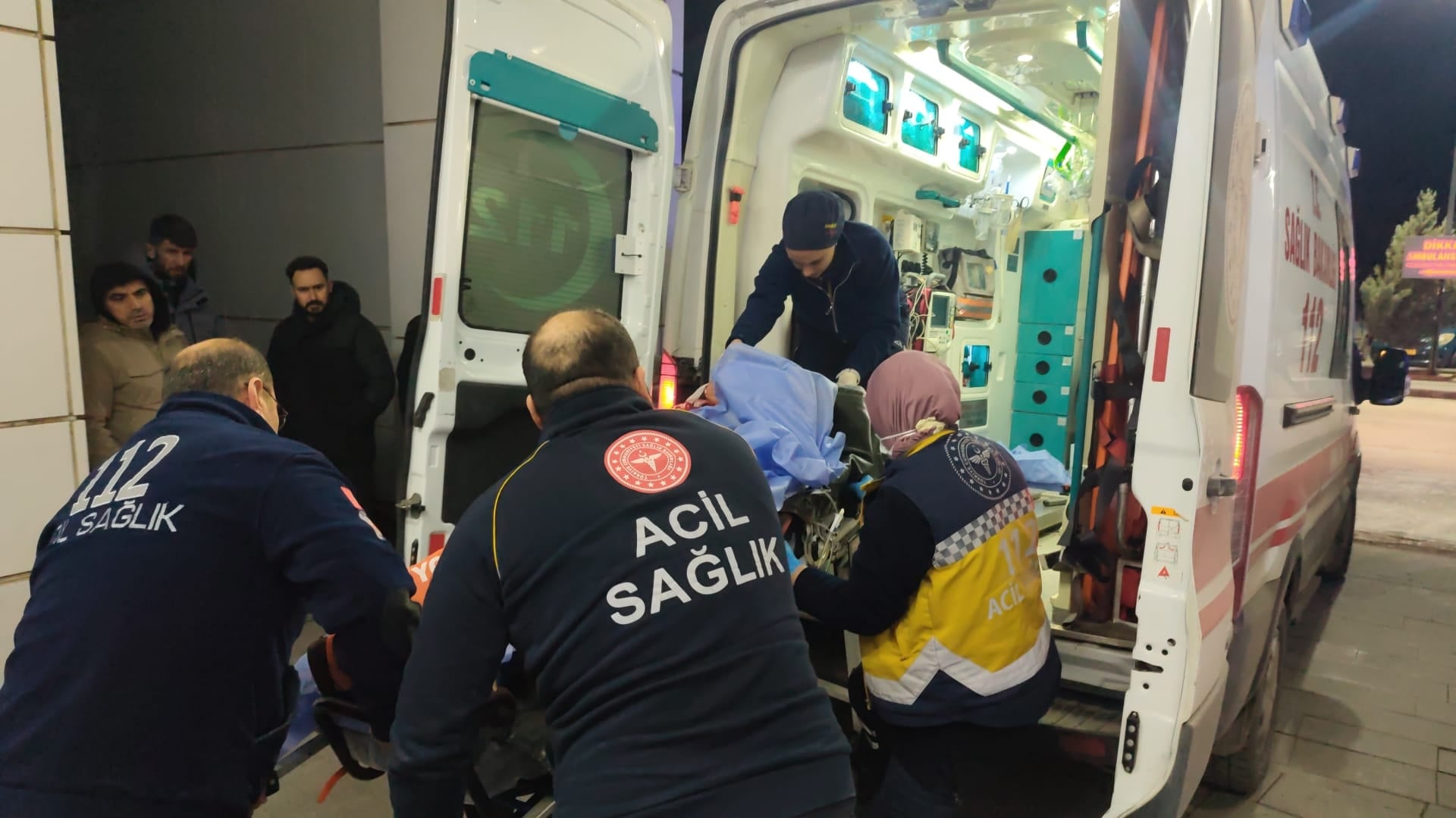 Aksaray'da cama yumruk atan genç yaralandı