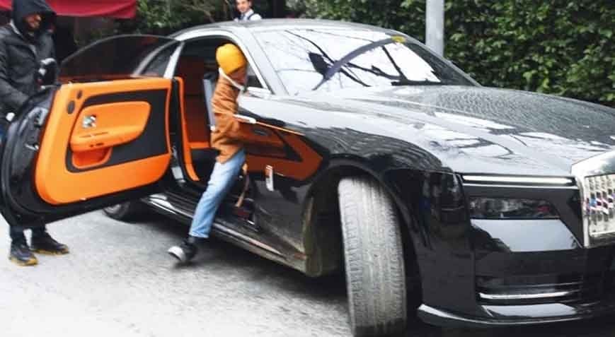 Ünlü oyuncu garajına yeni eklediği aracıyla yolların tozunu attırdı